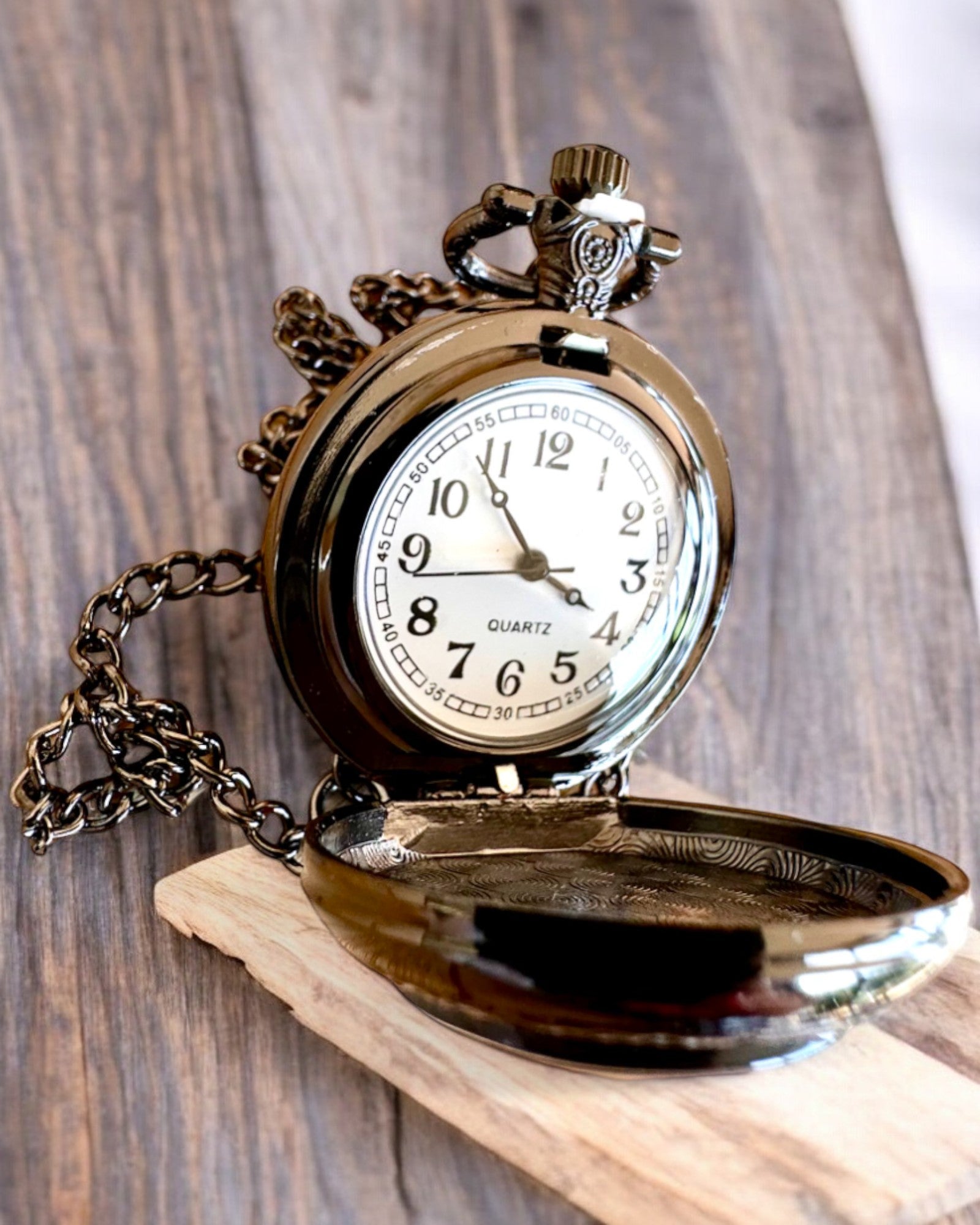 Lunar Wolf Lommeur – Måneulvens Ur, mulighed for personlig gravering som gave