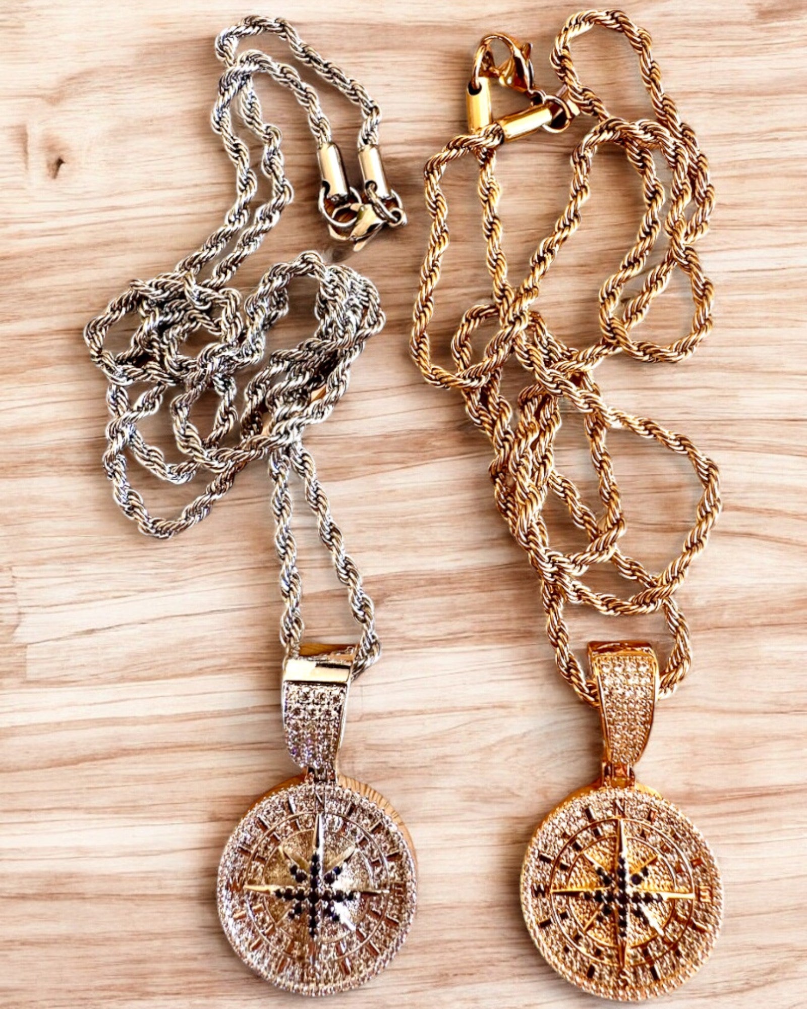 Halskæde med Kompasvedhæng i Glamour Stil med Zirkoner til Kvinder og Mænd - 2 varianter at vælge imellem, personliggørelse med gravering som gave