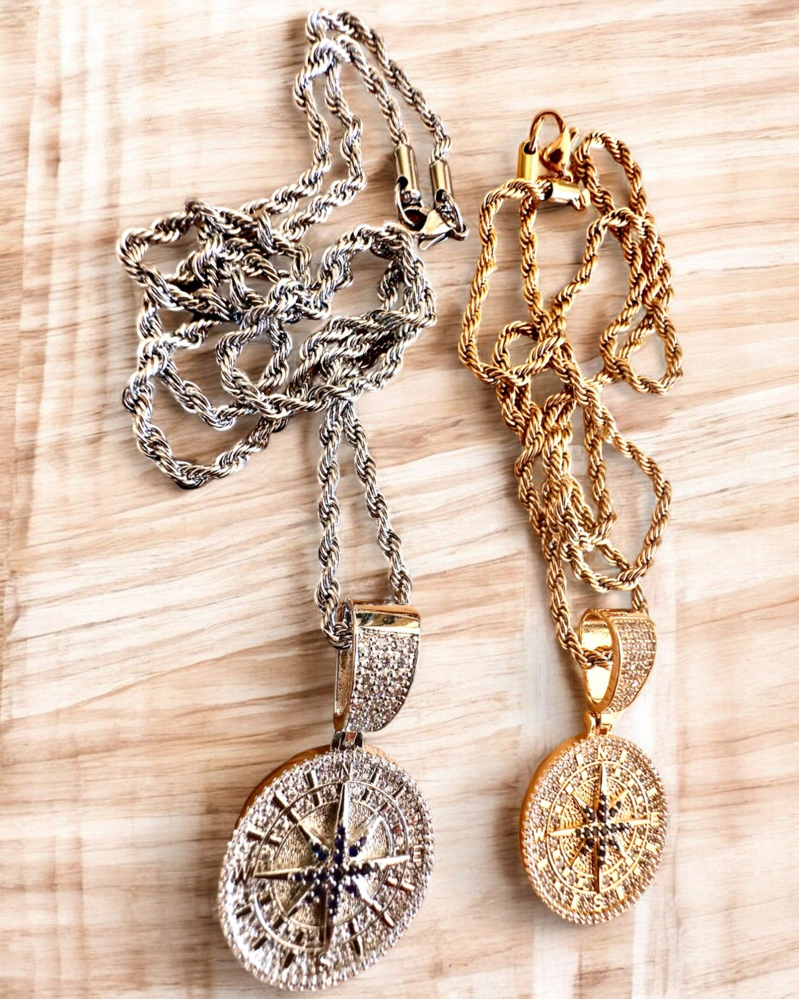 Halskæde med Kompasvedhæng i Glamour Stil med Zirkoner til Kvinder og Mænd - 2 varianter at vælge imellem, personliggørelse med gravering som gave