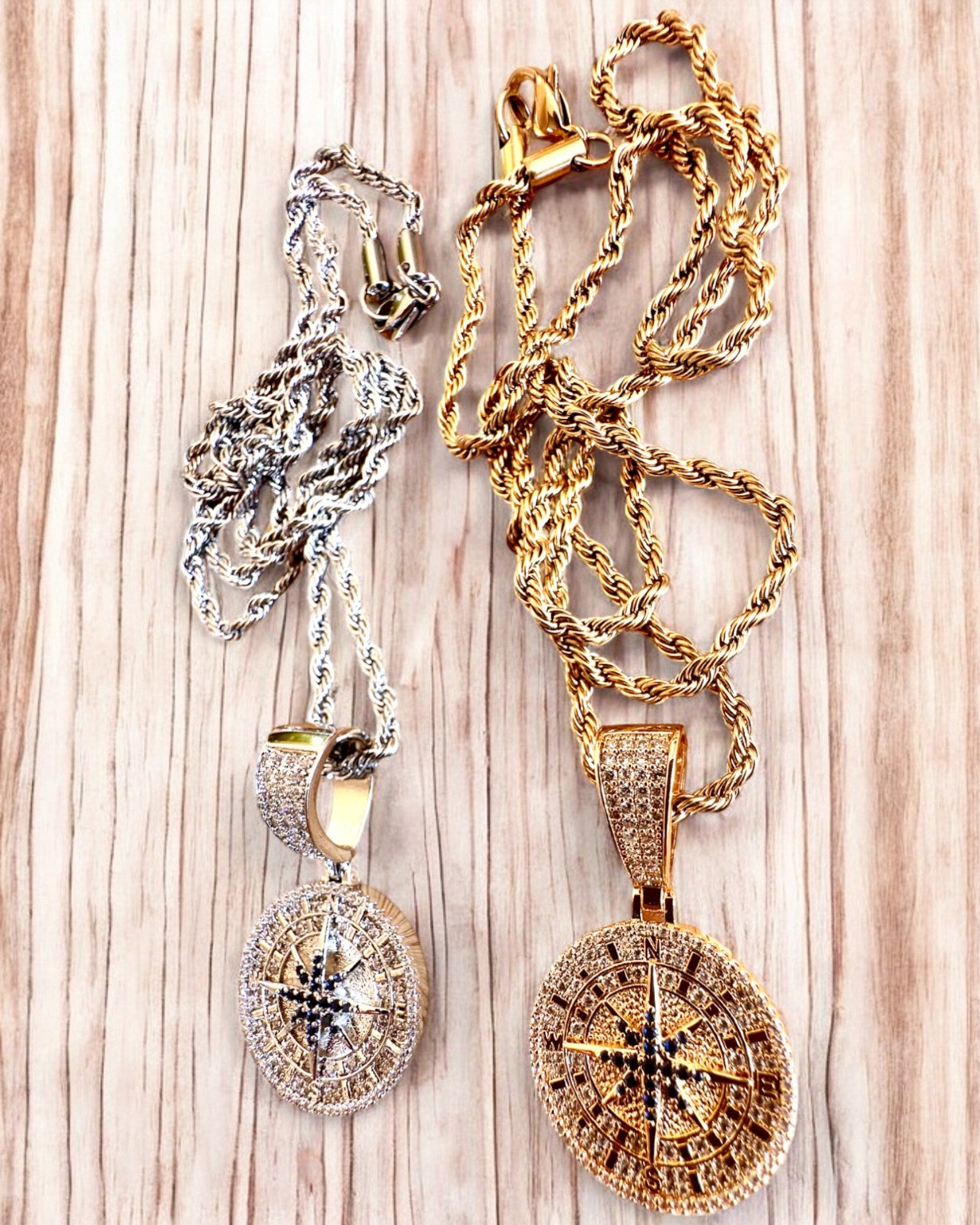 Halskæde med Kompasvedhæng i Glamour Stil med Zirkoner til Kvinder og Mænd - 2 varianter at vælge imellem, personliggørelse med gravering som gave