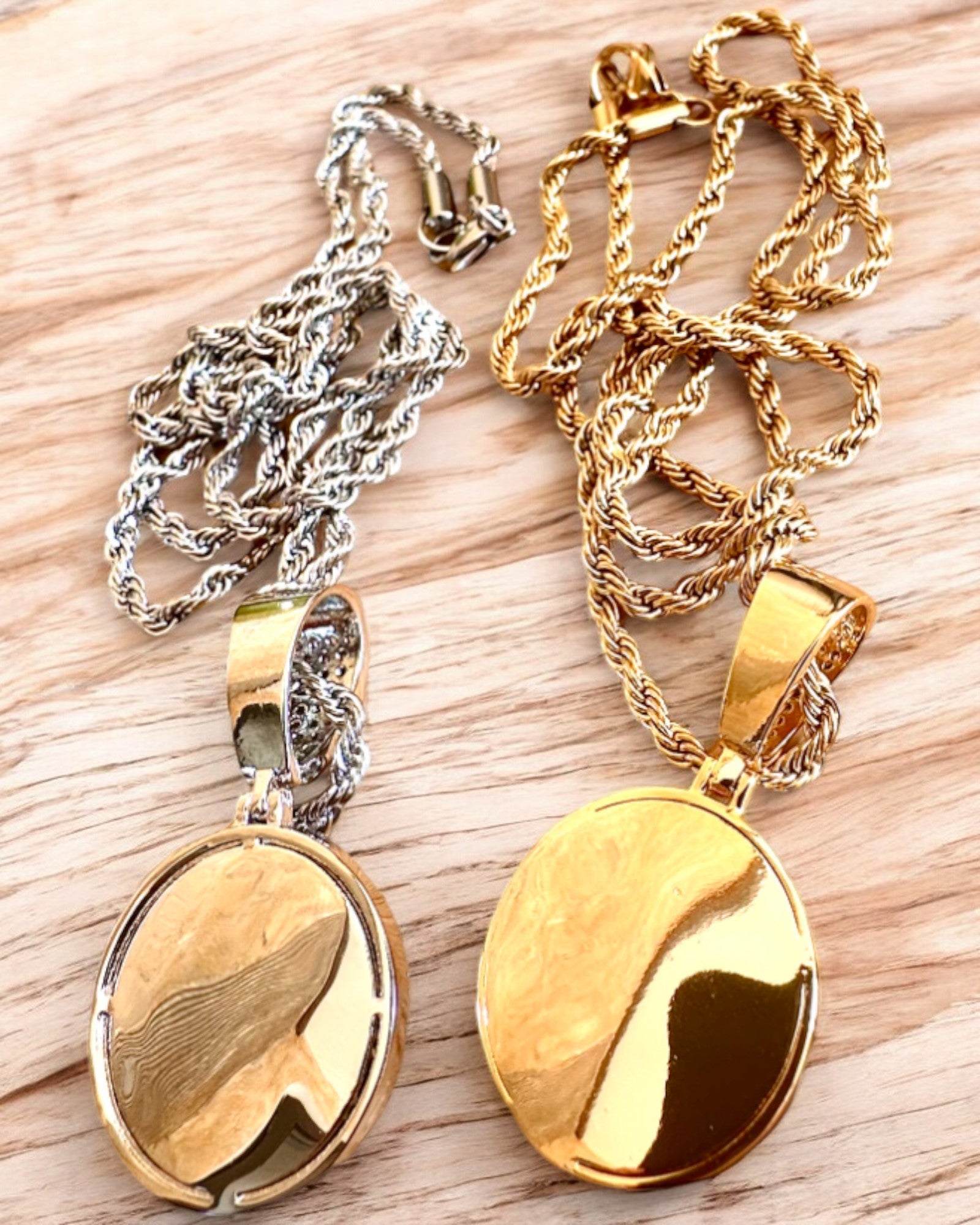 Halskæde med Kompasvedhæng i Glamour Stil med Zirkoner til Kvinder og Mænd - 2 varianter at vælge imellem, personliggørelse med gravering som gave