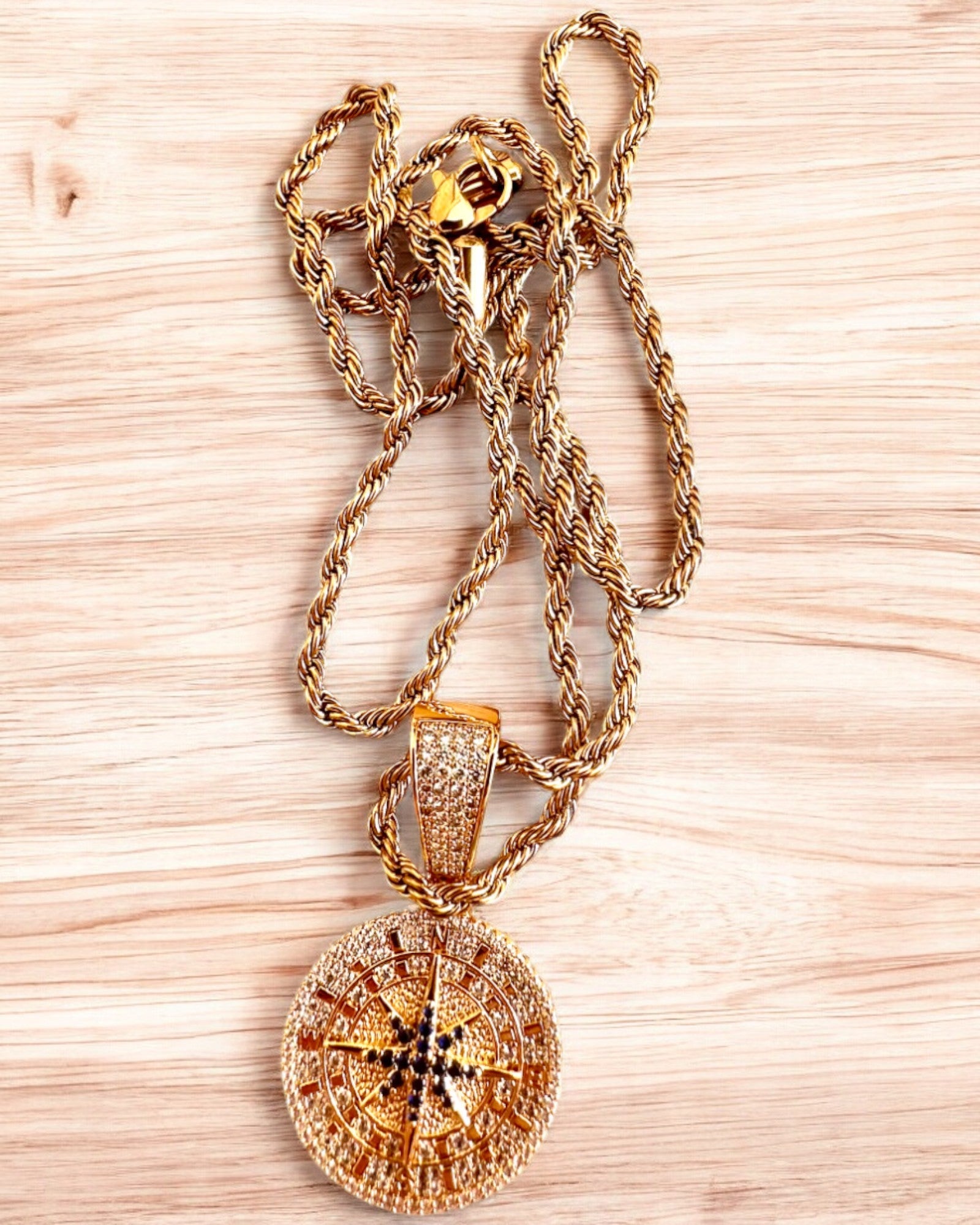 Halskæde med Kompasvedhæng i Glamour Stil med Zirkoner til Kvinder og Mænd - 2 varianter at vælge imellem, personliggørelse med gravering som gave