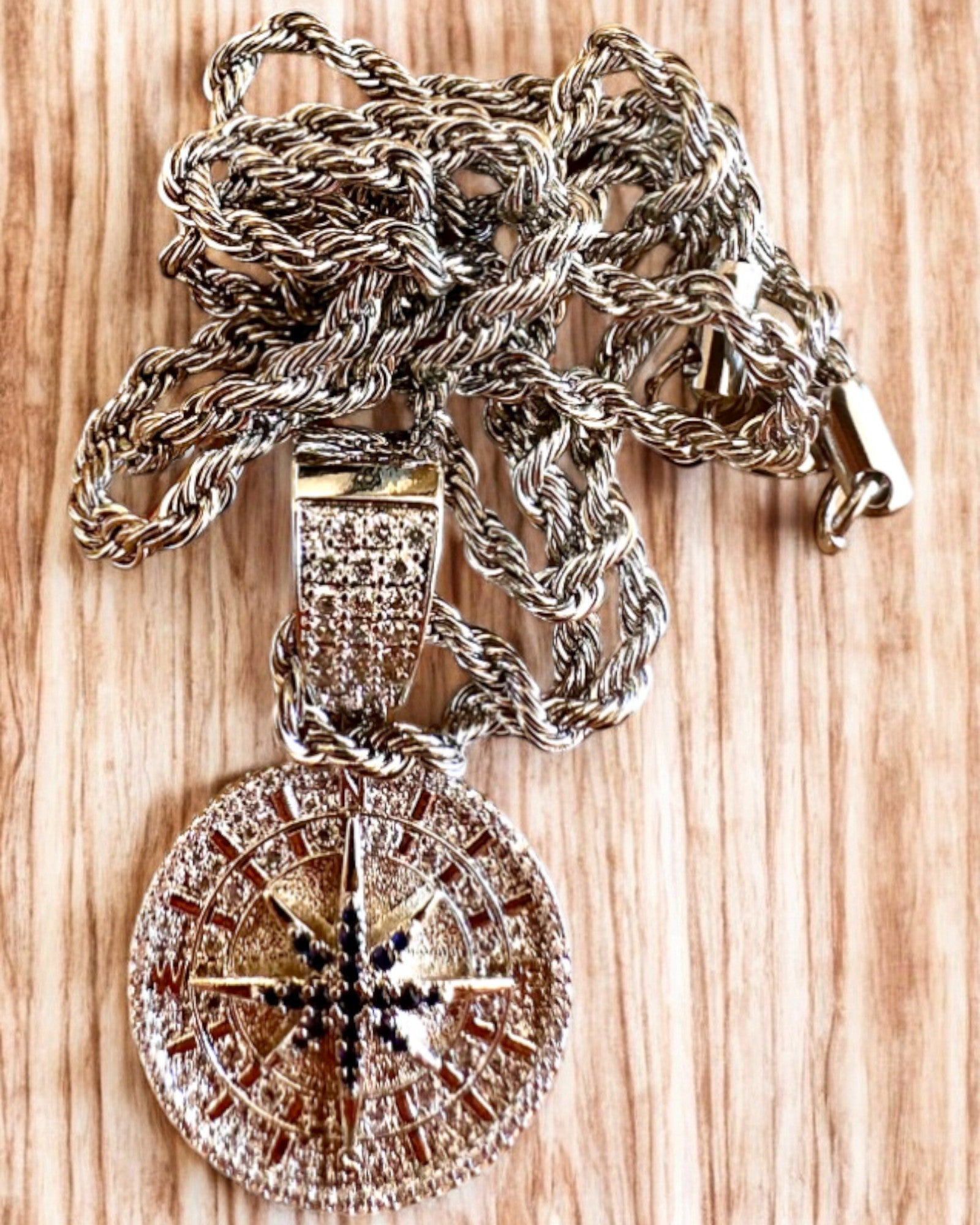 Halskæde med Kompasvedhæng i Glamour Stil med Zirkoner til Kvinder og Mænd - 2 varianter at vælge imellem, personliggørelse med gravering som gave