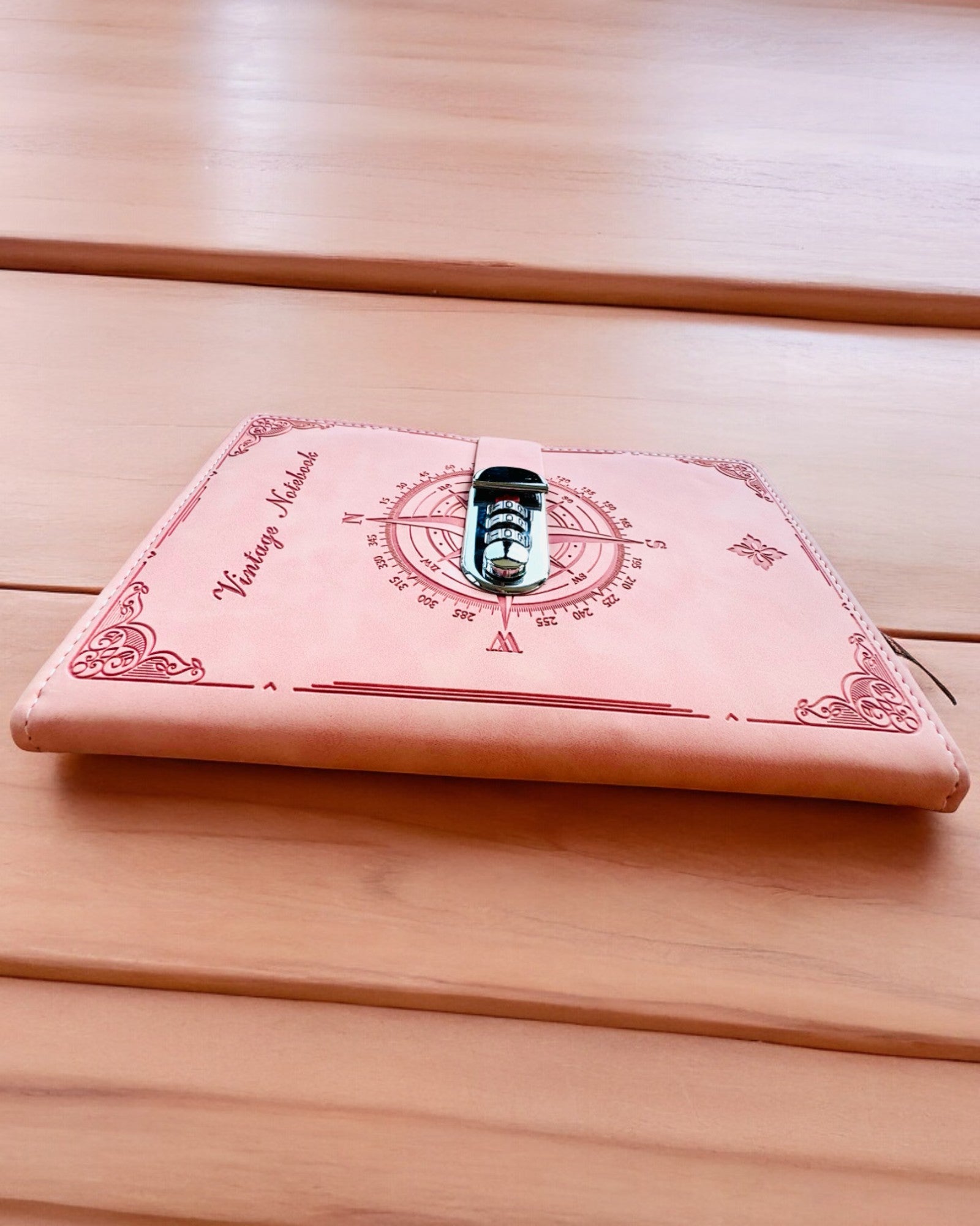 Hemmelig Notesbog A5 Vintage med kodelås - Vælg Din Stil, personliggørelse med gravering som gave