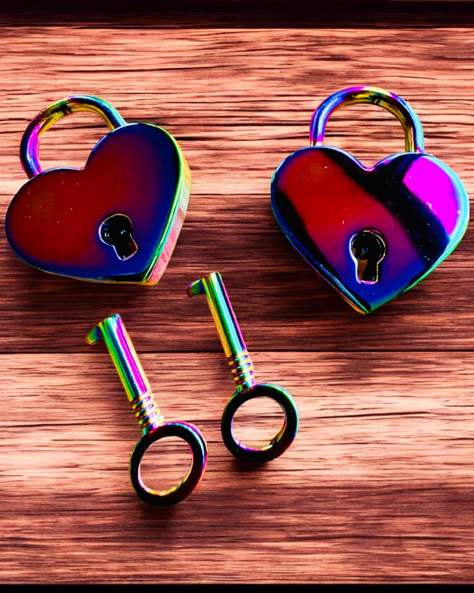 Kærligheds Mini Hængelåse Hjerte DeLuxe, Sæt med 2 hængelåse med nøgler, 6 varianter at vælge imellem, mulighed for personlig gravering som gave