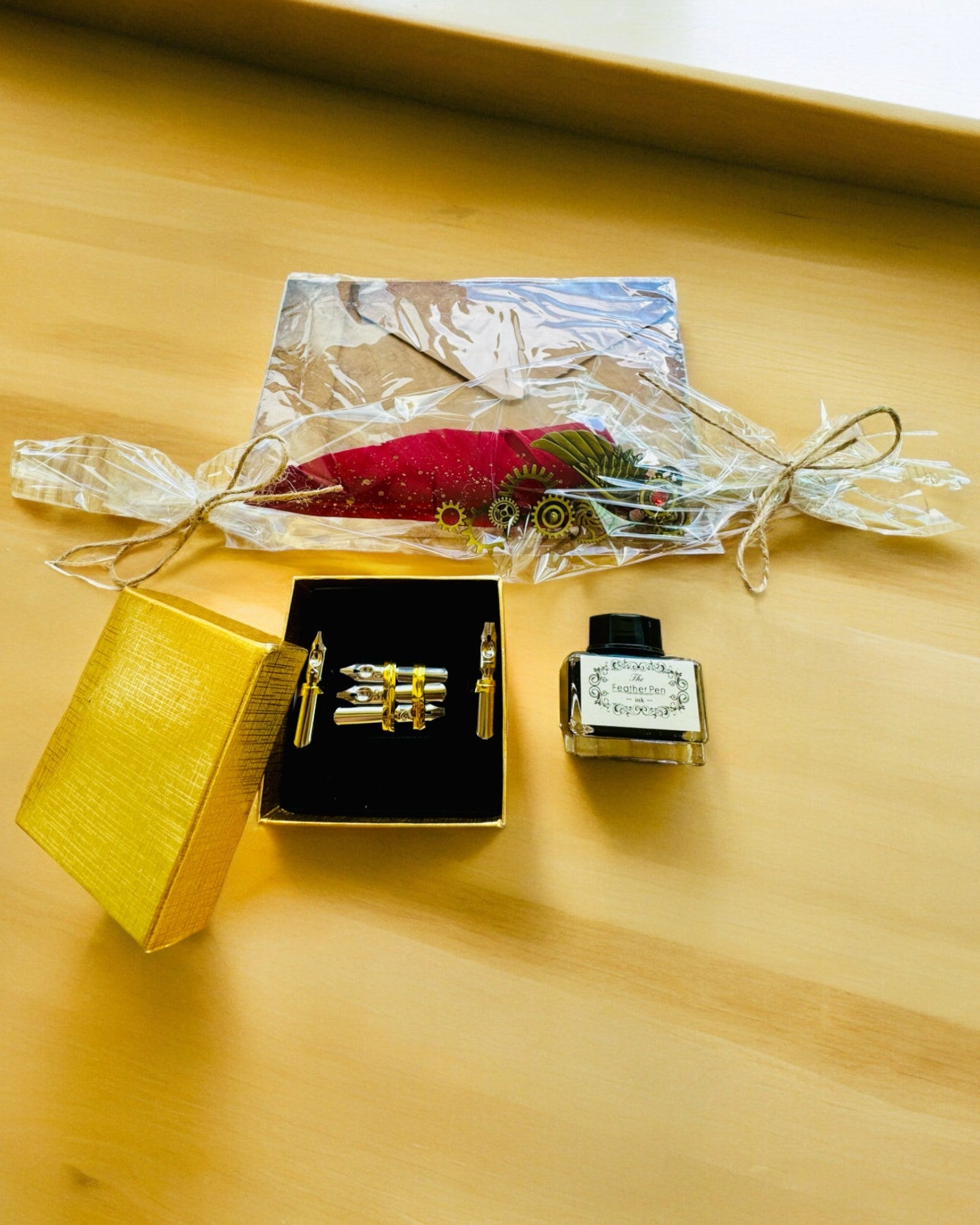 Gavesæt - Bordeaux-Lilla Gåsefjerpen "Steampunk Elegance" med Mulighed for Gravering, til gave