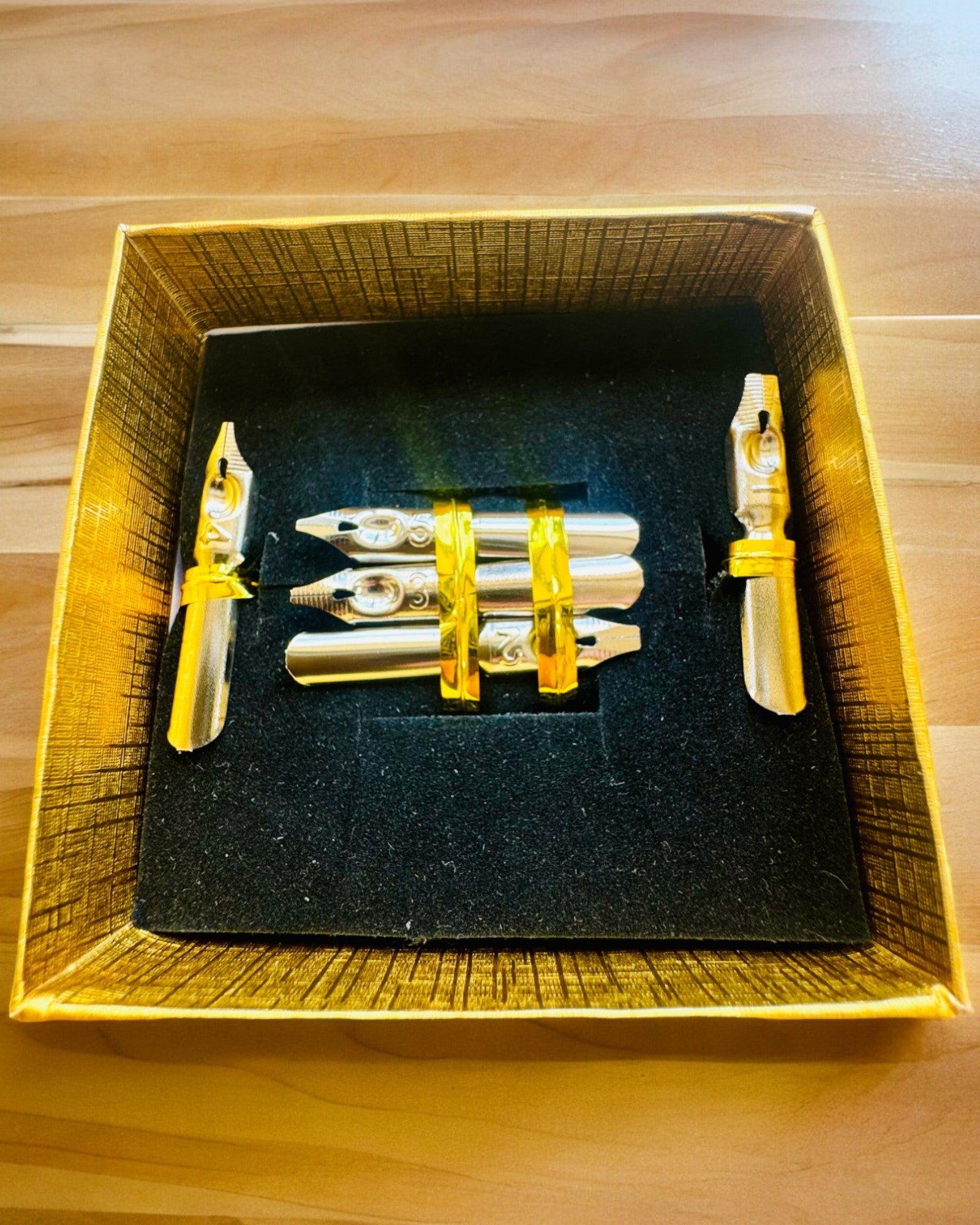 Gavesæt - Bordeaux-Lilla Gåsefjerpen "Steampunk Elegance" med Mulighed for Gravering, til gave