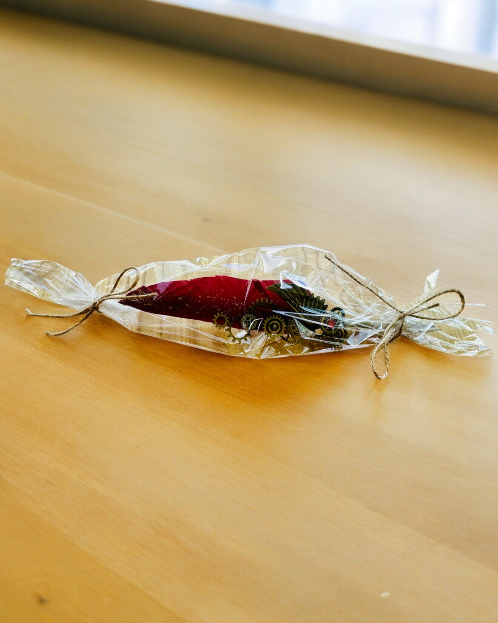 Gavesæt - Bordeaux-Lilla Gåsefjerpen "Steampunk Elegance" med Mulighed for Gravering, til gave