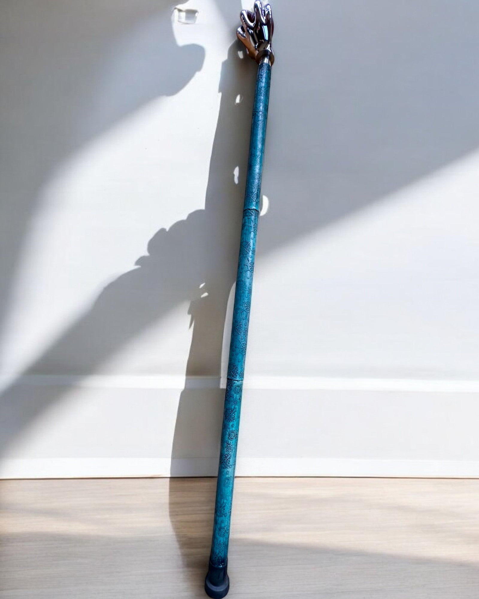 Vandrestok "Kongelig Hånd" – håndlavet med naturligt læder, mulighed for personlig gravering