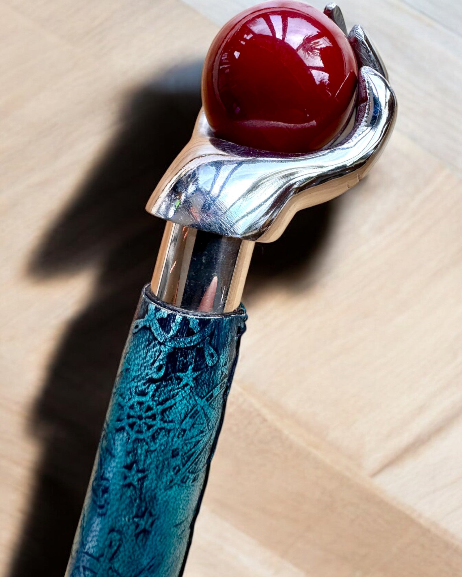 Vandrestok "Kongelig Hånd" – håndlavet med naturligt læder, mulighed for personlig gravering