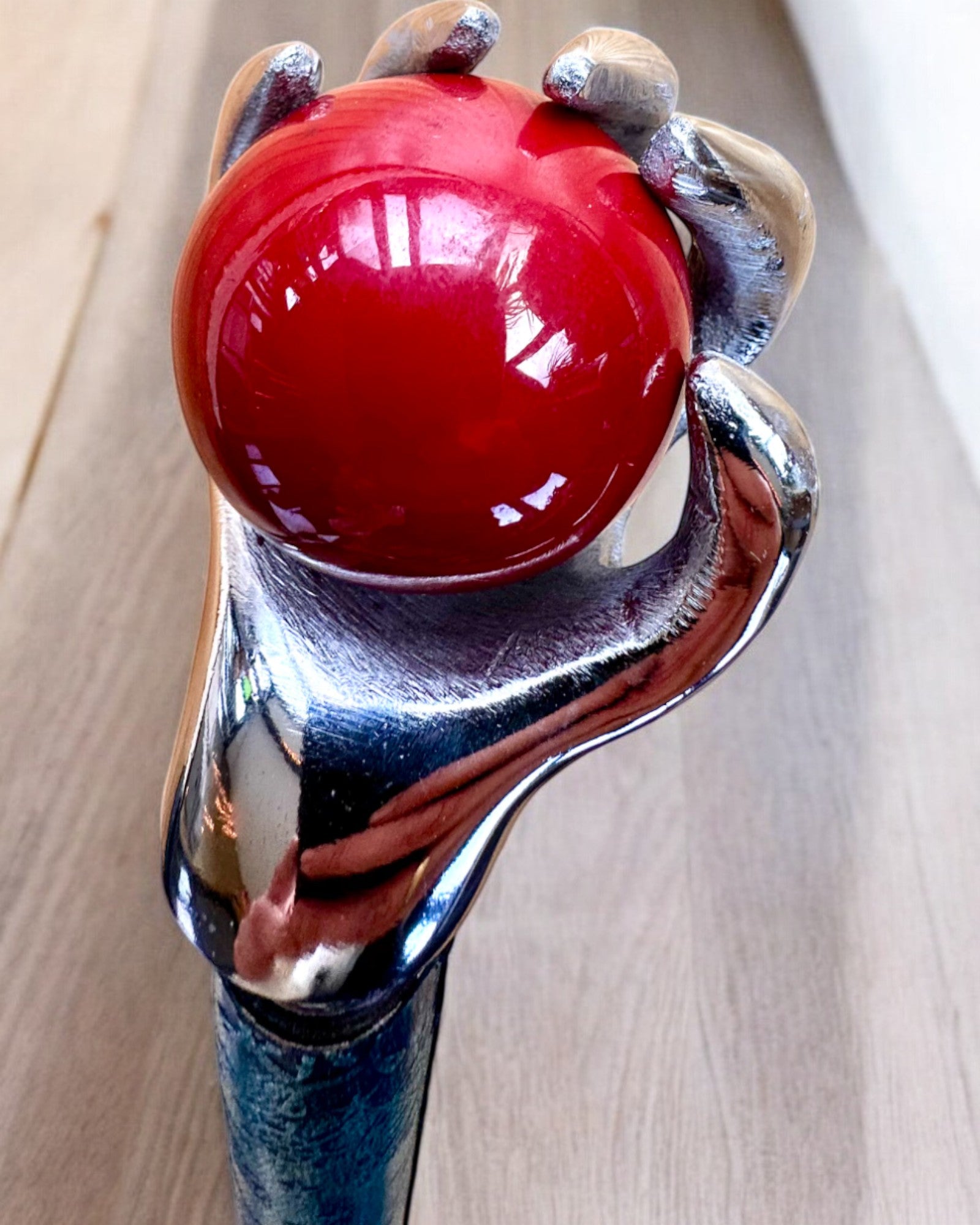 Vandrestok "Kongelig Hånd" – håndlavet med naturligt læder, mulighed for personlig gravering