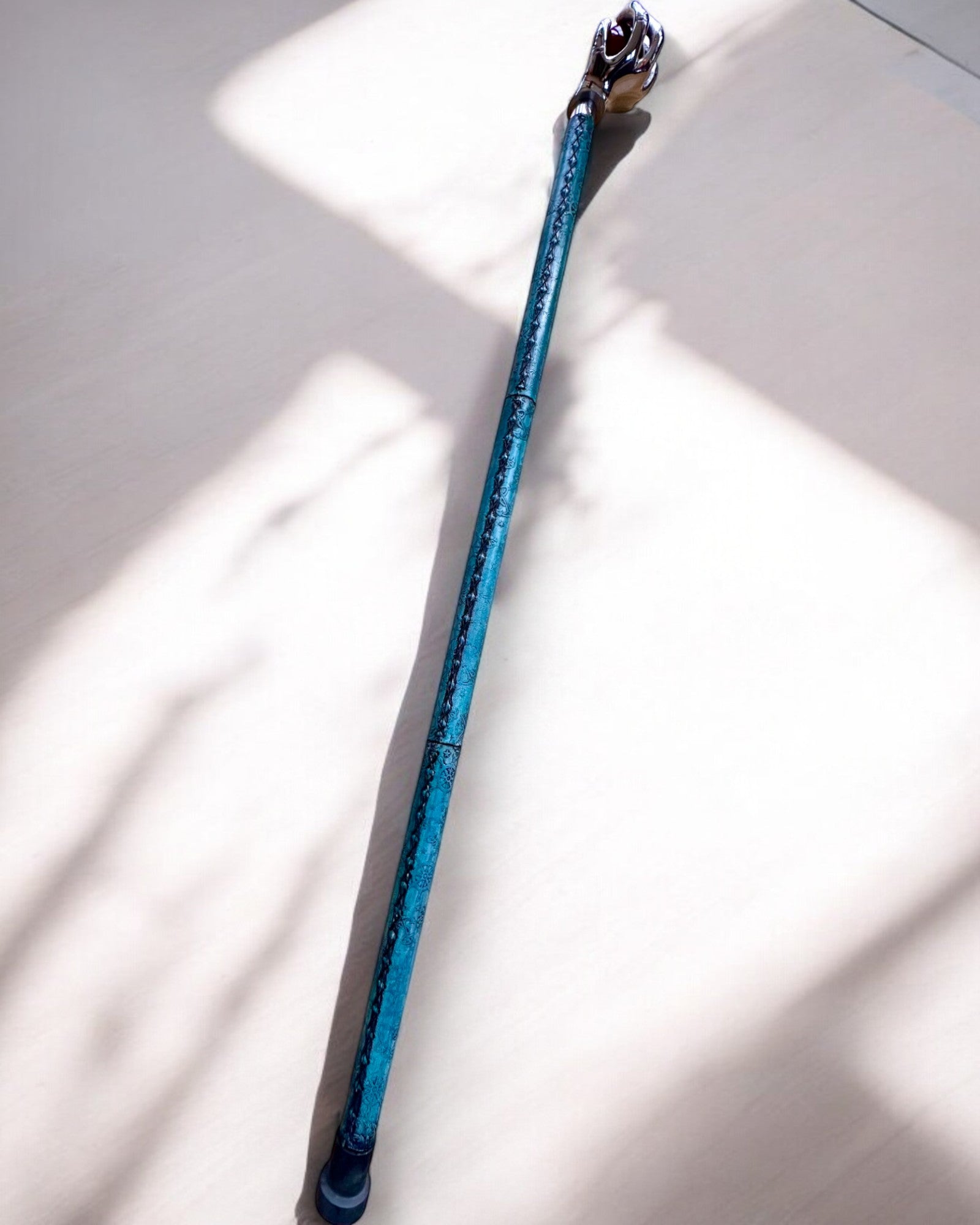 Vandrestok "Kongelig Hånd" – håndlavet med naturligt læder, mulighed for personlig gravering