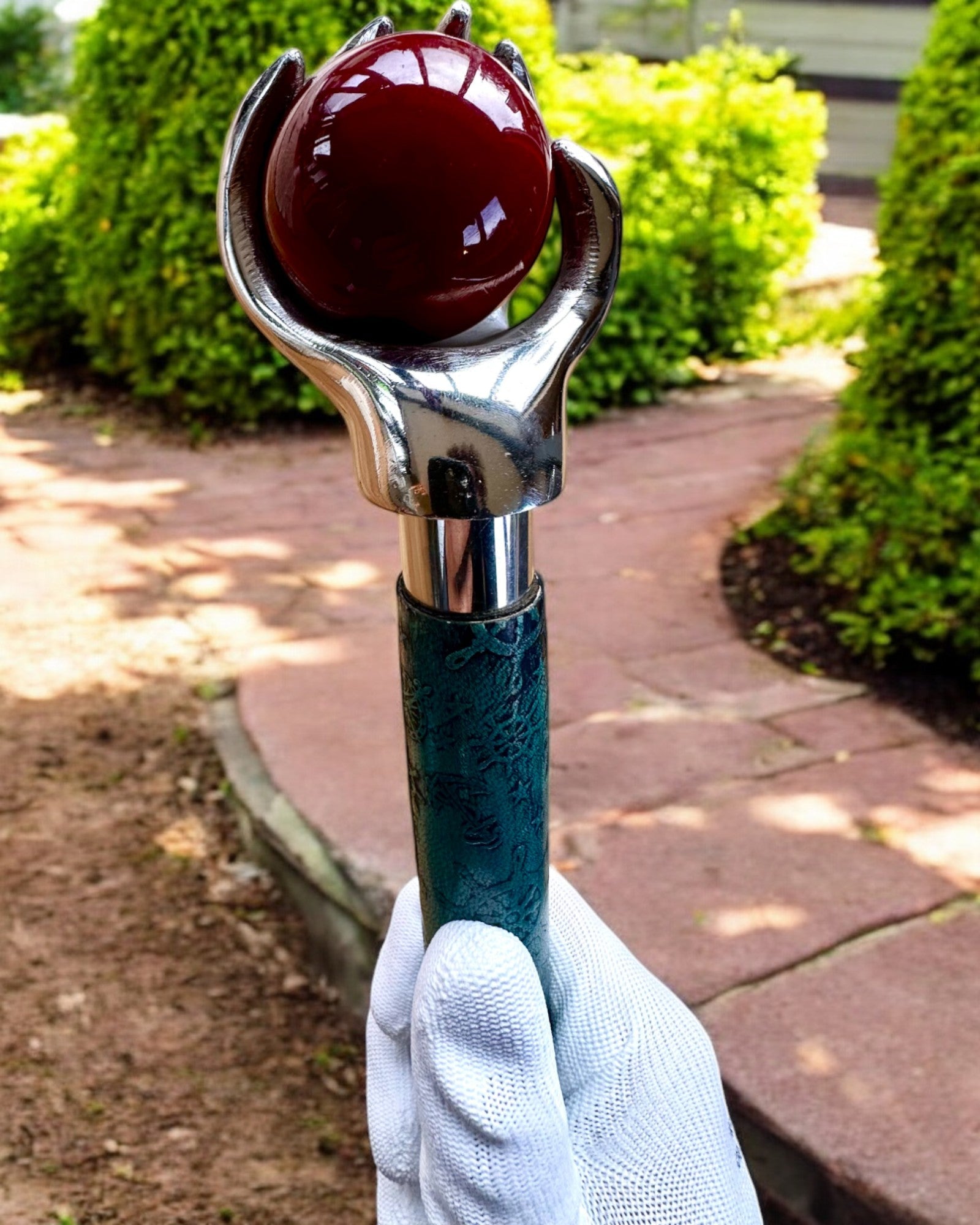 Vandrestok "Kongelig Hånd" – håndlavet med naturligt læder, mulighed for personlig gravering