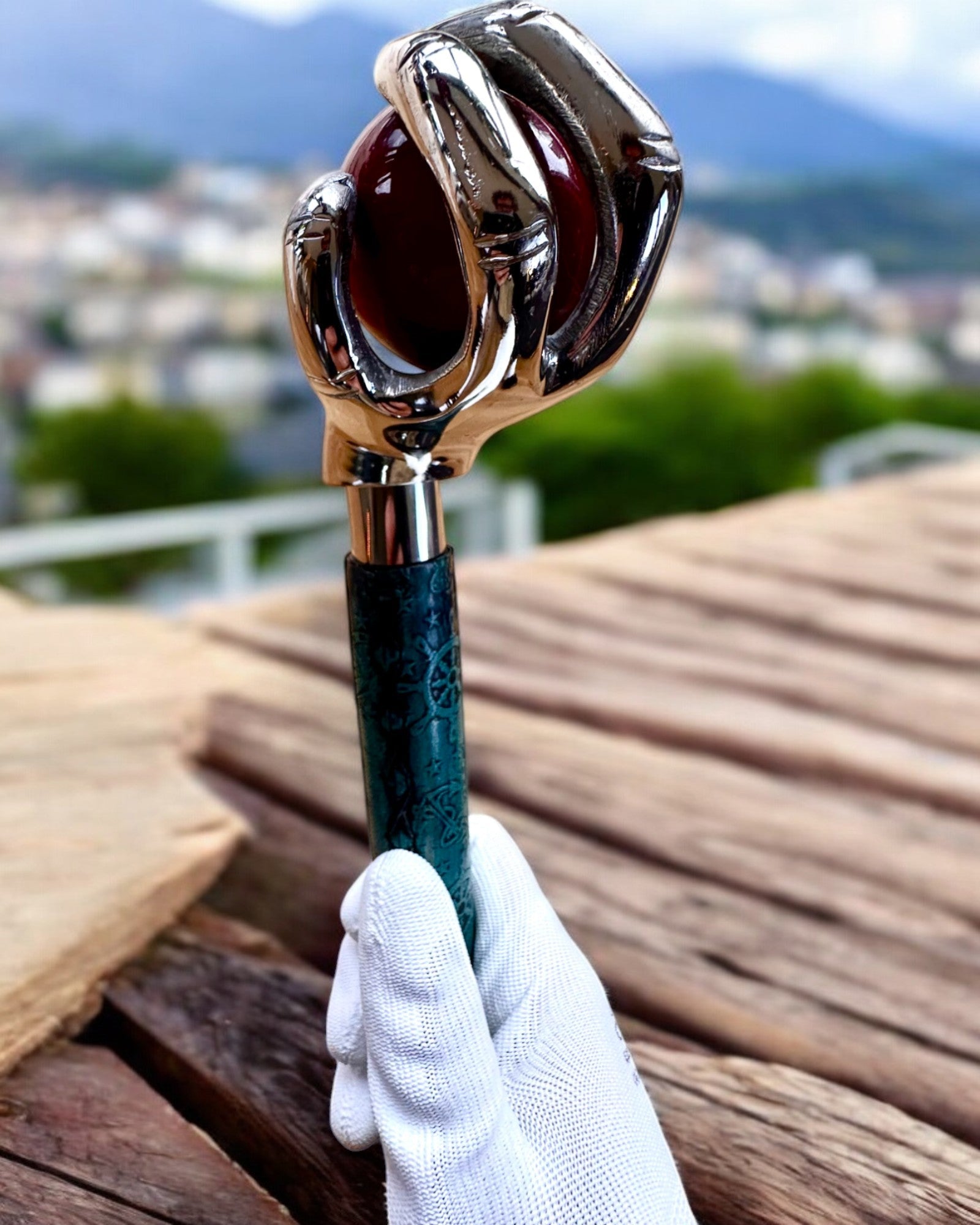 Vandrestok "Kongelig Hånd" – håndlavet med naturligt læder, mulighed for personlig gravering