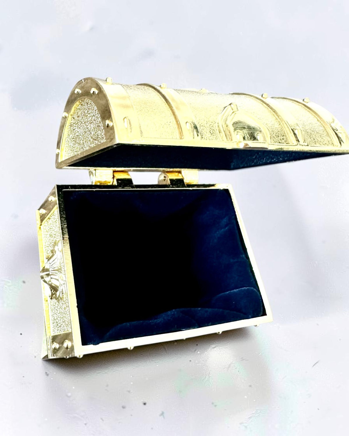 Retro Metal Skattekiste med Gravering - Sølvfarvet Kasse 7x5x5 cm