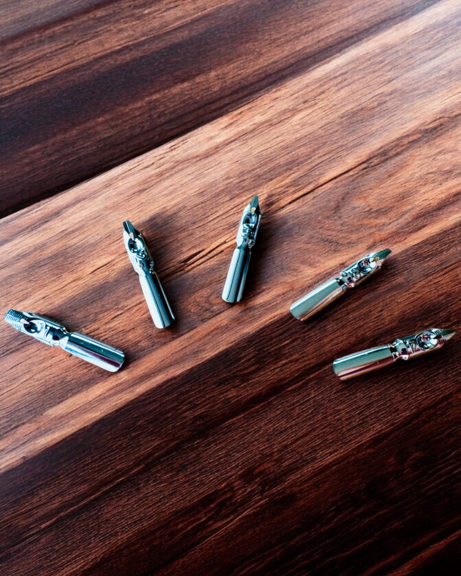 Kaligrafipenne "Steampunk Elegance" med Kalkunfjer - Håndlavet 5 varianter at vælge imellem, personliggørelse med gravering til gave