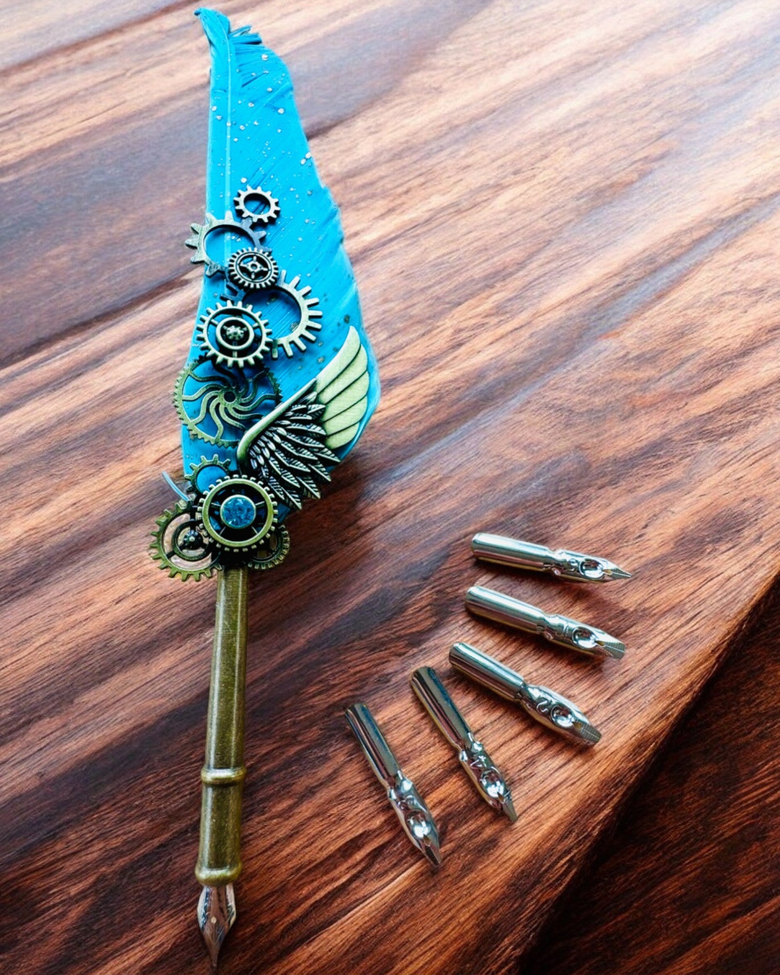 Kaligrafipenne "Steampunk Elegance" med Kalkunfjer - Håndlavet 5 varianter at vælge imellem, personliggørelse med gravering til gave