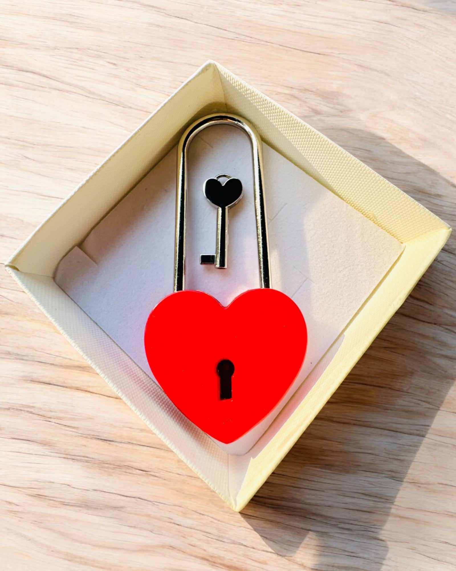 Magiske kærlighedslåse med indgravering som gave, 5 farvevarianter at vælge imellem
