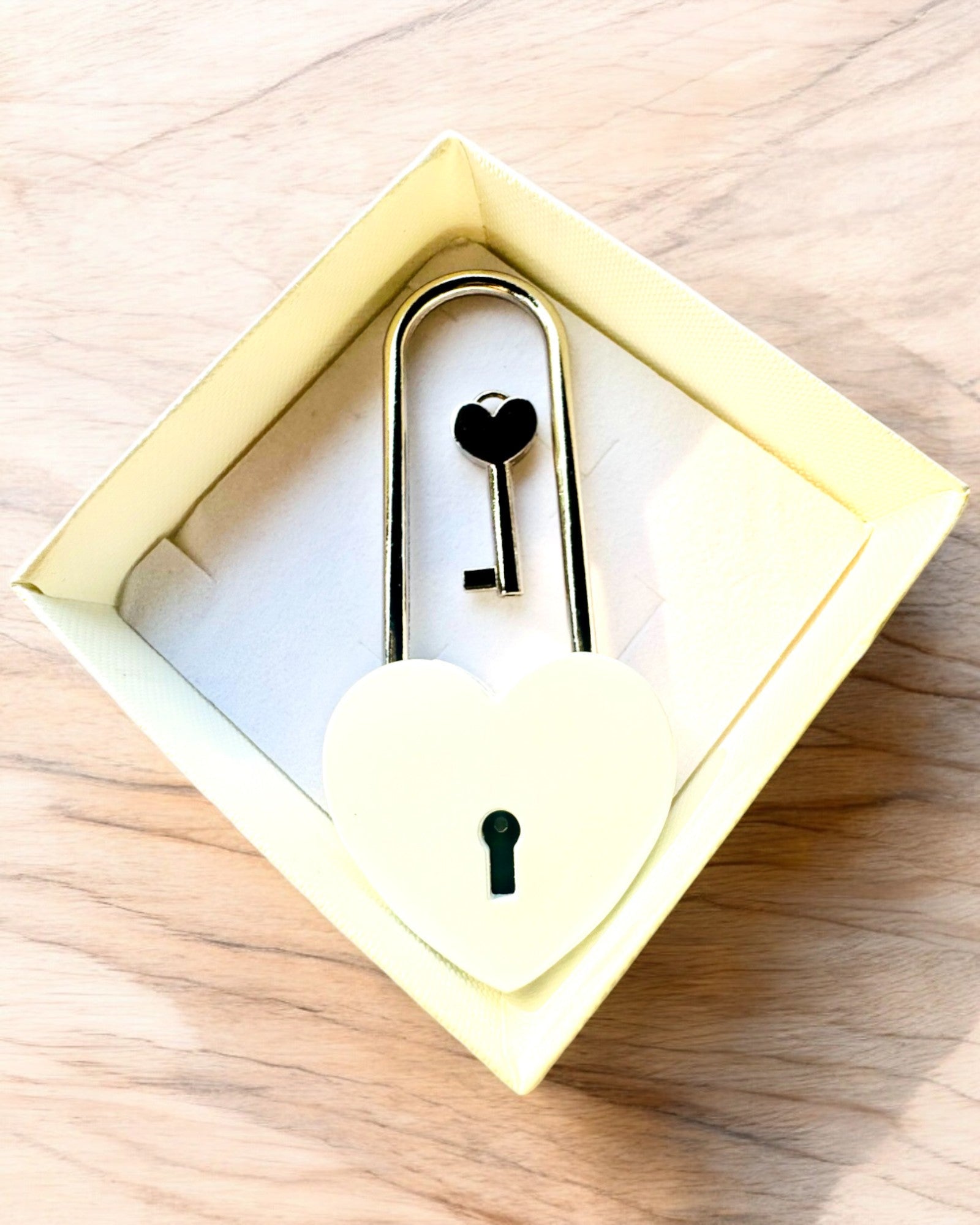 Magiske kærlighedslåse med indgravering som gave, 5 farvevarianter at vælge imellem