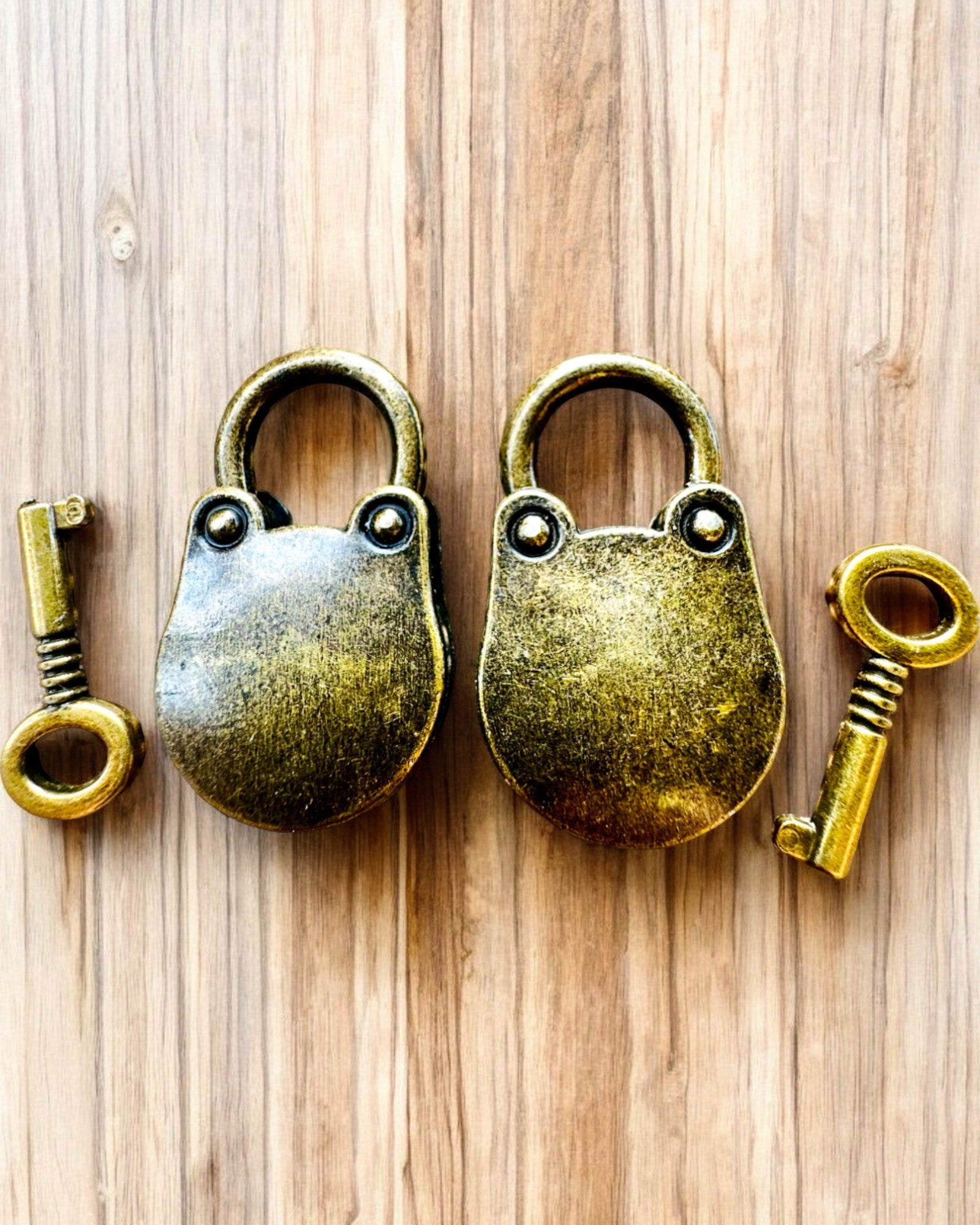 Miniature Kærlighedshængelåse - Sæt med 2 Graverede Retro Hængelåse, personalisering til gave