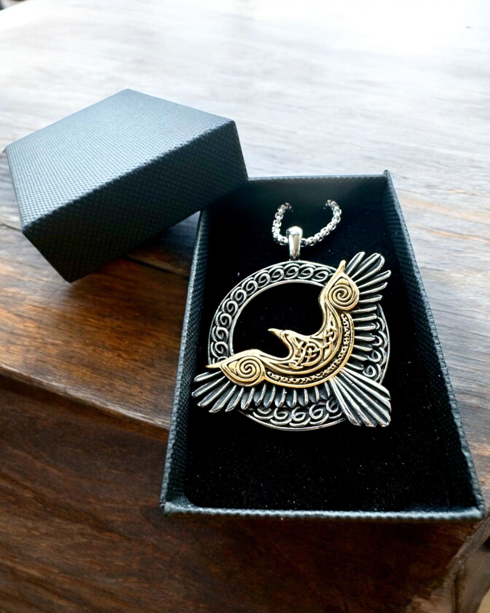 Amulet Stalowego Sokoła - Halskæde med gravering, inspireret af keltisk kunst, til gave