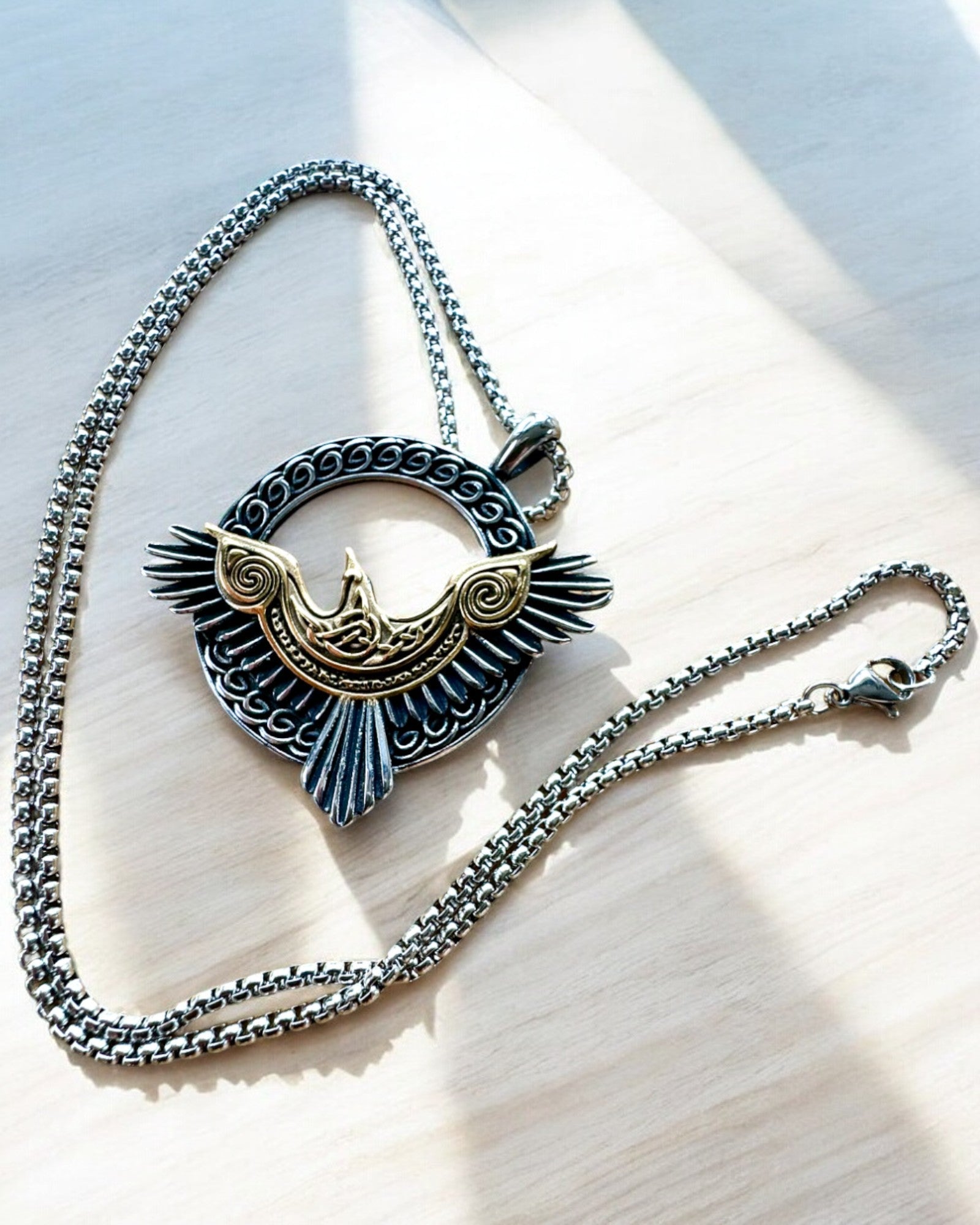 Amulet Stalowego Sokoła - Halskæde med gravering, inspireret af keltisk kunst, til gave