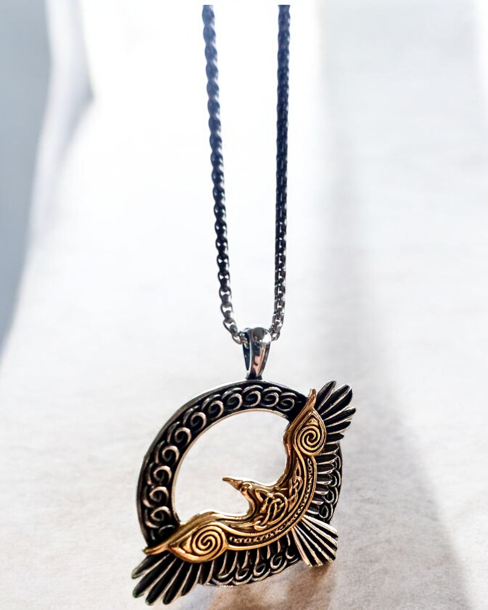 Amulet Stalowego Sokoła - Halskæde med gravering, inspireret af keltisk kunst, til gave