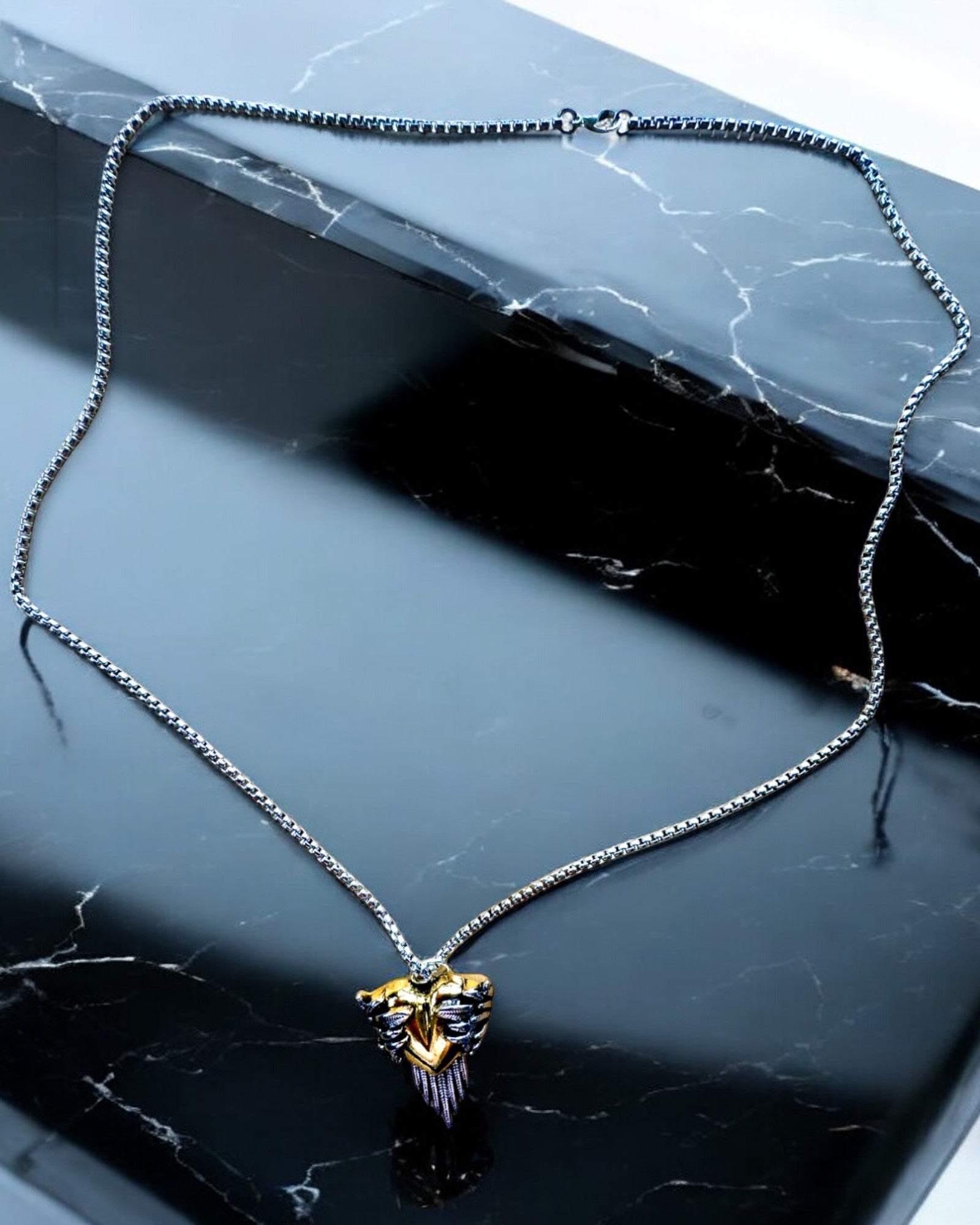 Amulet Hjerteskytte – Kærlighedens Mørke Vinger, mulighed for personalisering med gravering som gave