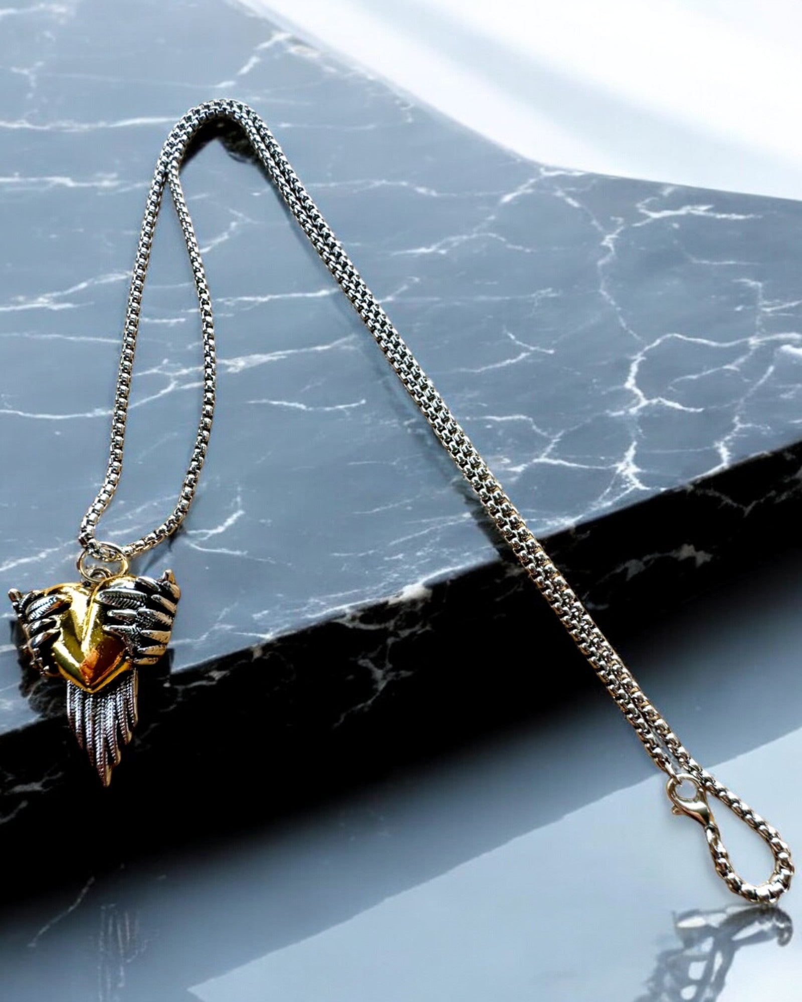 Amulet Hjerteskytte – Kærlighedens Mørke Vinger, mulighed for personalisering med gravering som gave