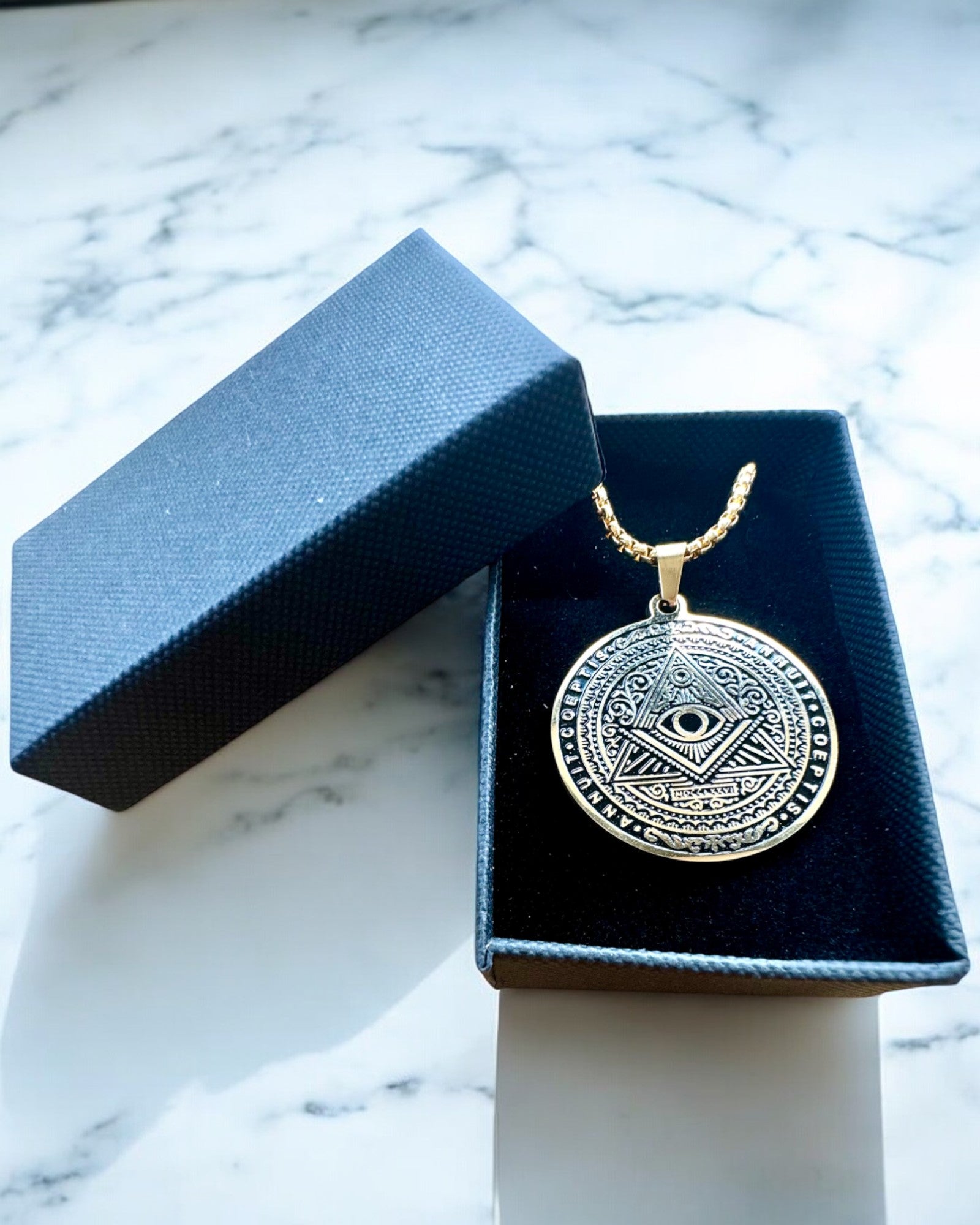 Amulet af Hemmelig Magt - Halskæde med Gravering, 2 farvevarianter at vælge imellem