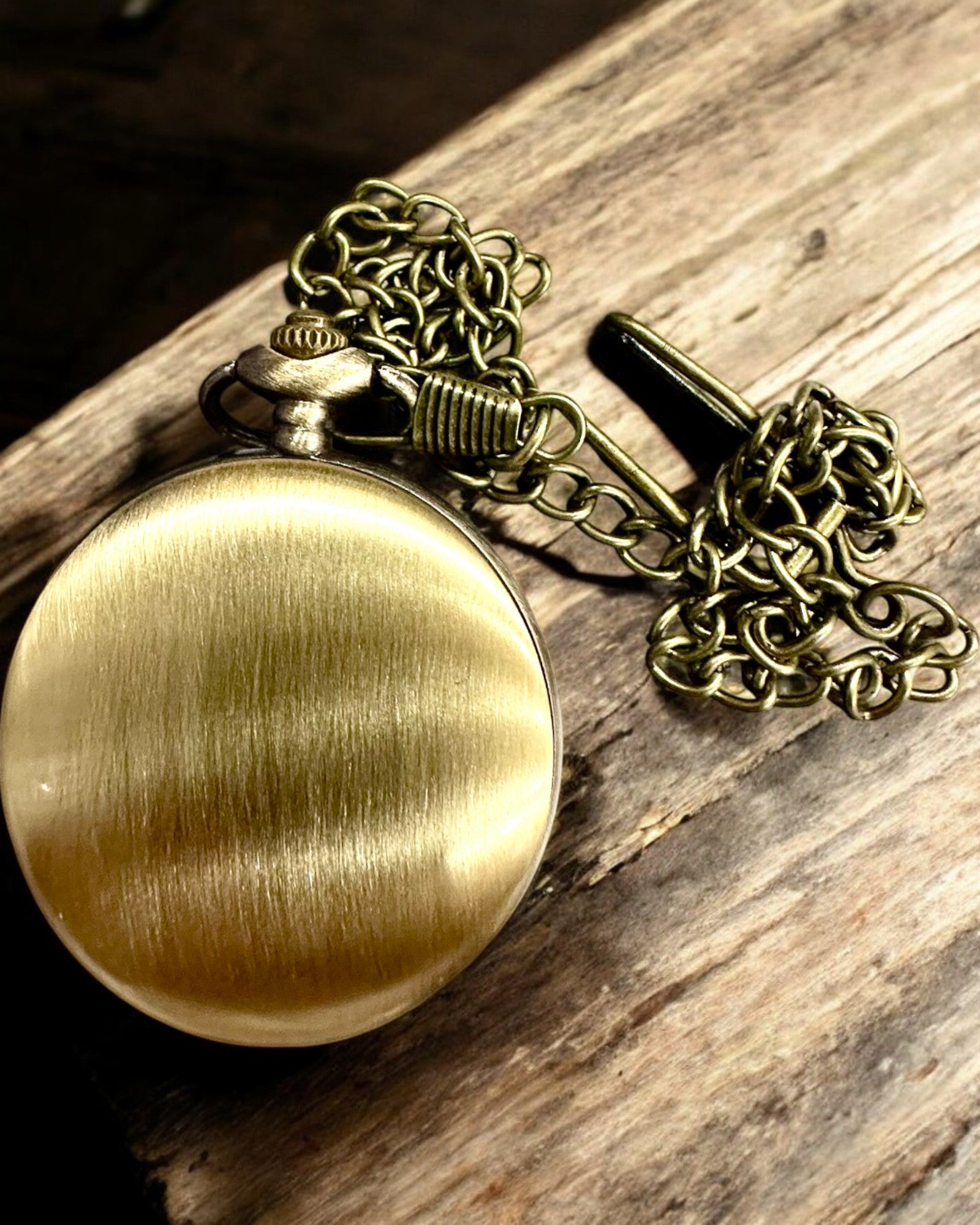 Antik Bronzeguld Lomme Kompas med Filigranmønster – Perfekt til Opdagelsesrejsende og Retro-elskere. Personliggørelse med Gravering