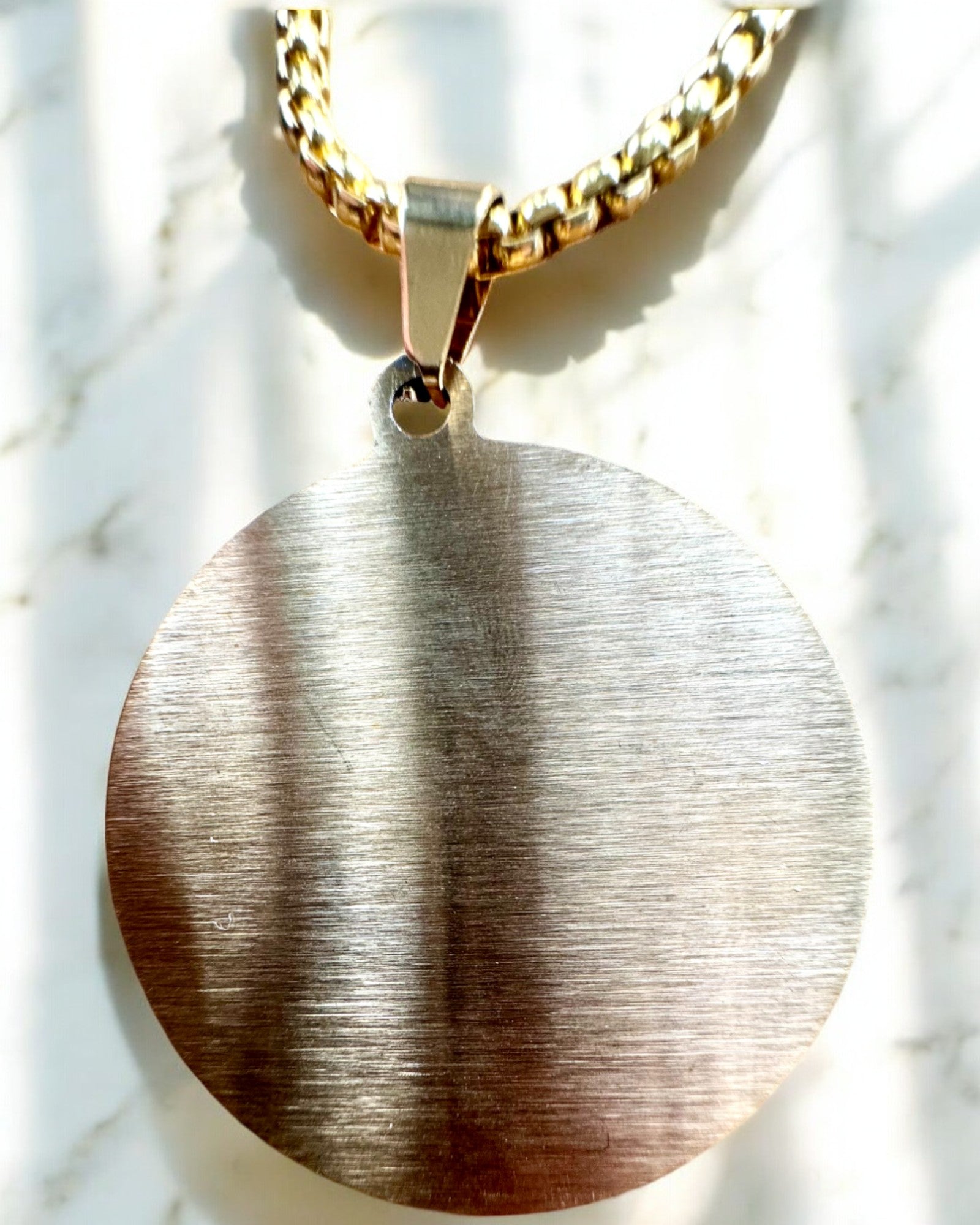 Amulet af Hemmelig Magt - Halskæde med Gravering, 2 farvevarianter at vælge imellem