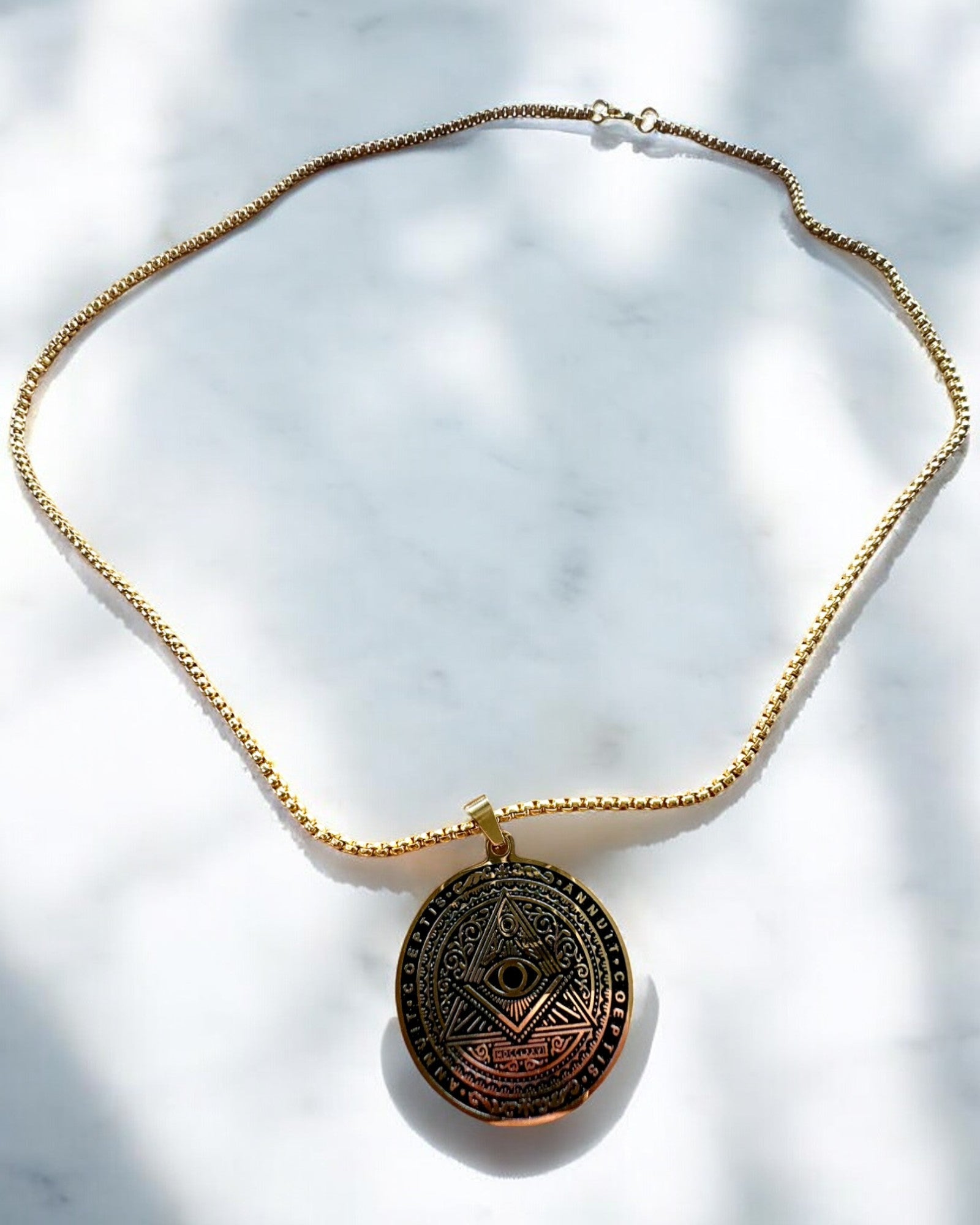 Amulet af Hemmelig Magt - Halskæde med Gravering, 2 farvevarianter at vælge imellem