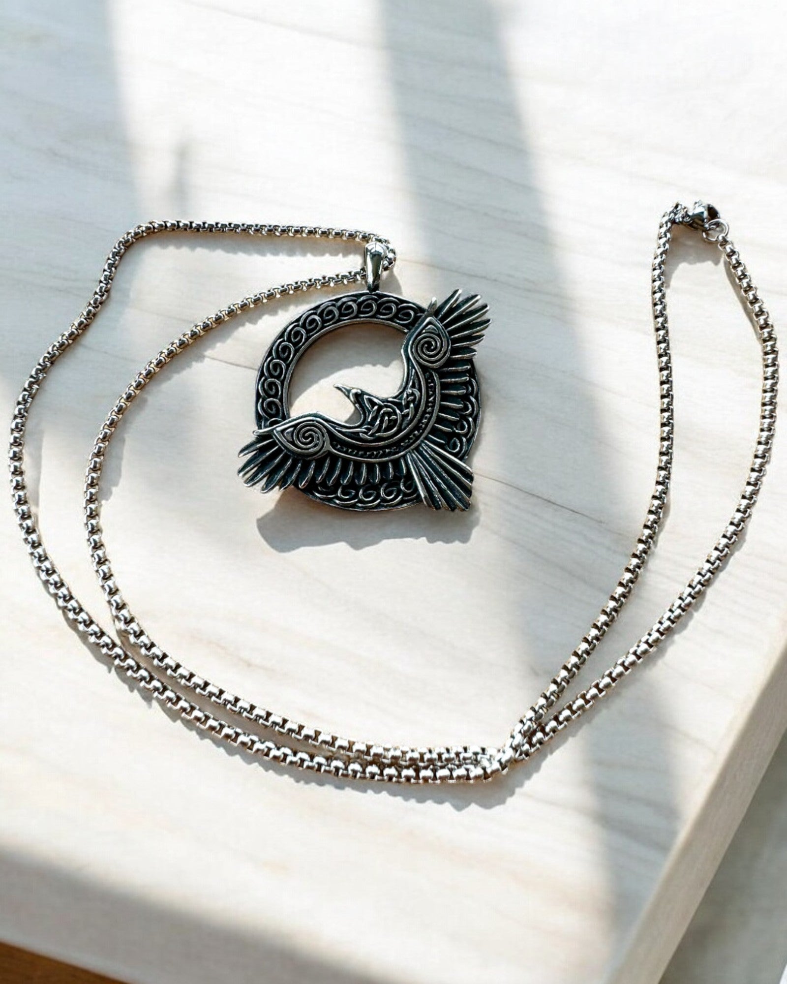 Amulet Stalowego Sokoła - Halskæde med gravering, inspireret af keltisk kunst, til gave