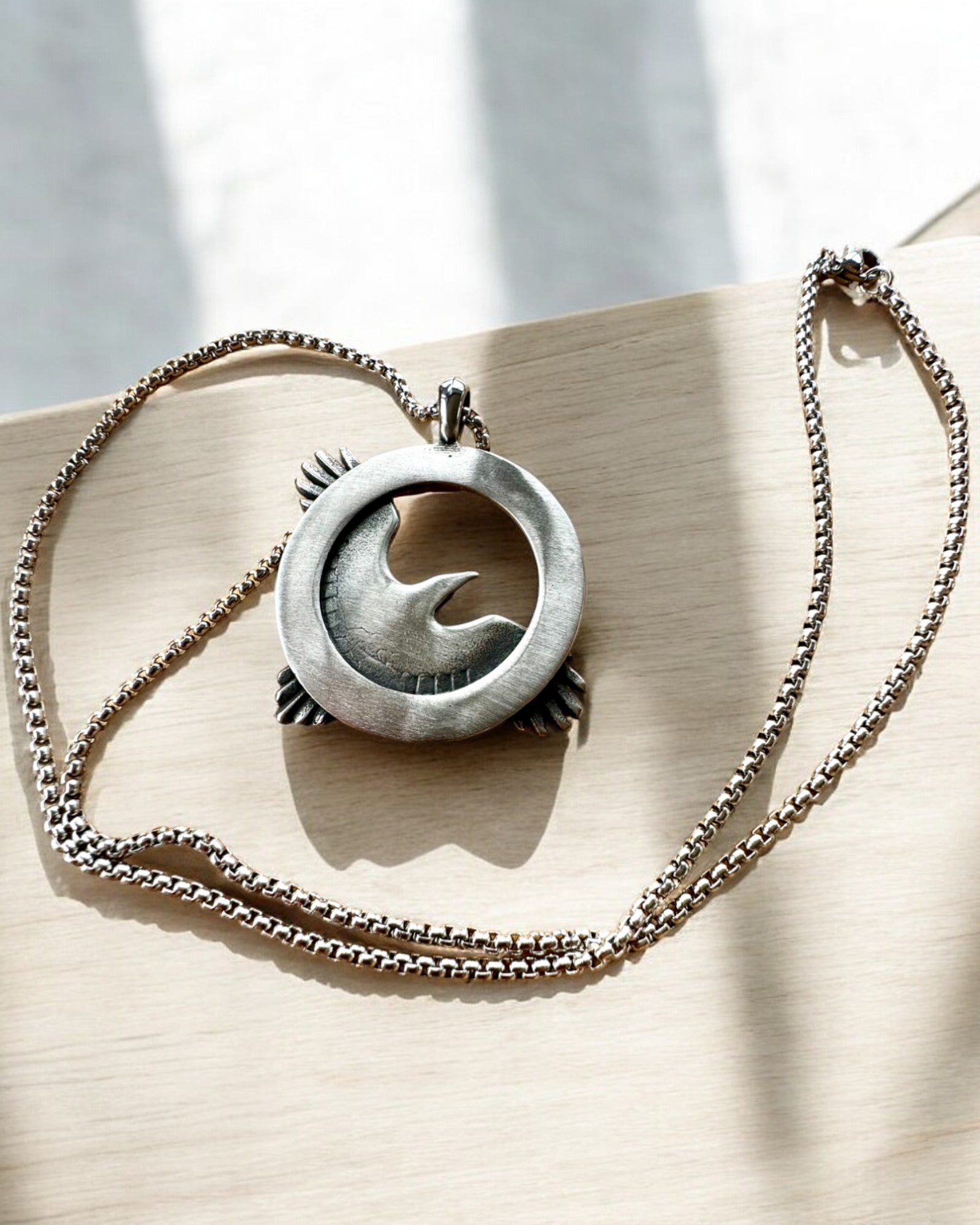 Amulet Stalowego Sokoła - Halskæde med gravering, inspireret af keltisk kunst, til gave