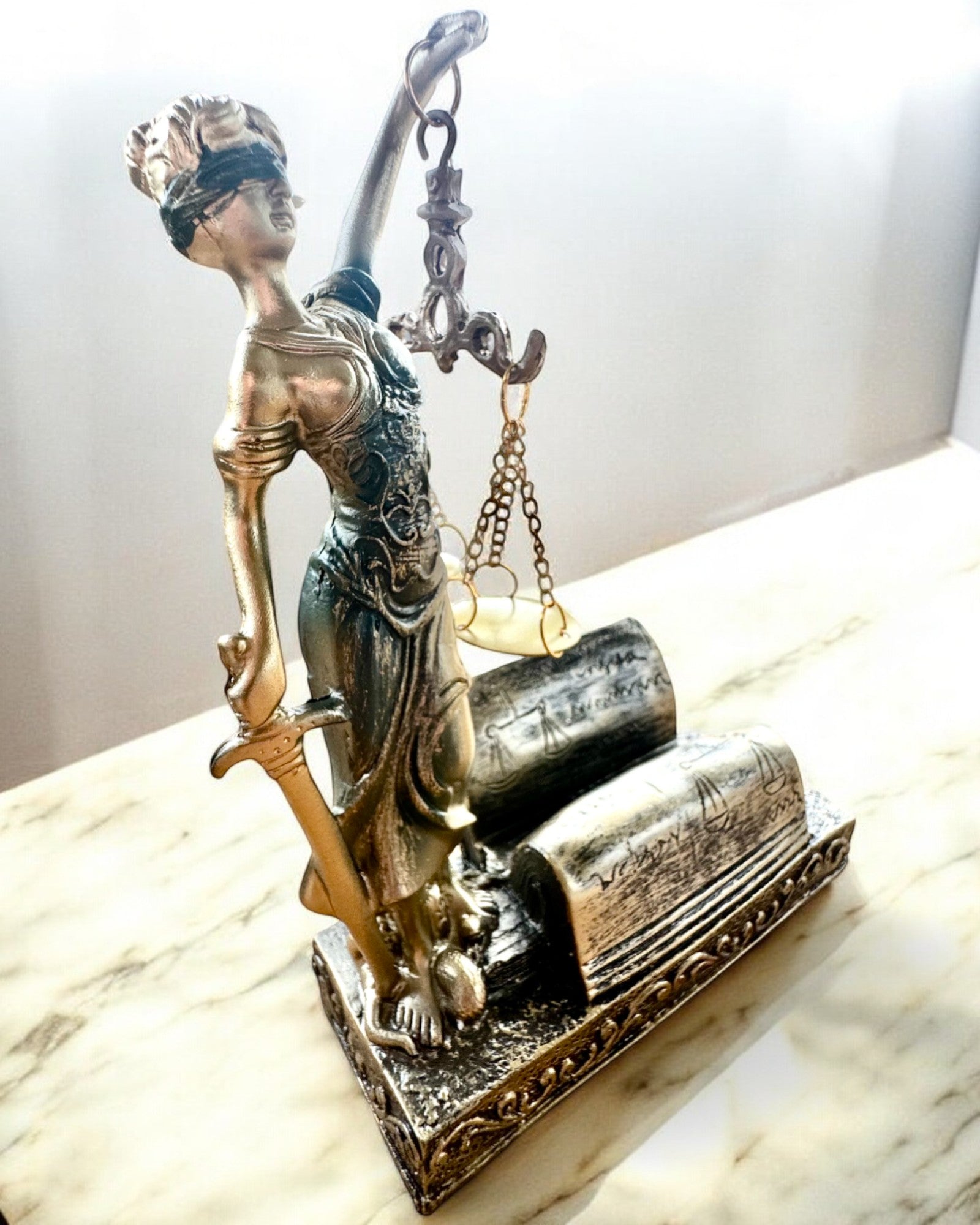 Statuette "Justicia 2" - Retfærdighedens Gudinde – Kunstnerisk Dekoration til Hylde, Håndværk af Harpiks, tilpasning med gravering