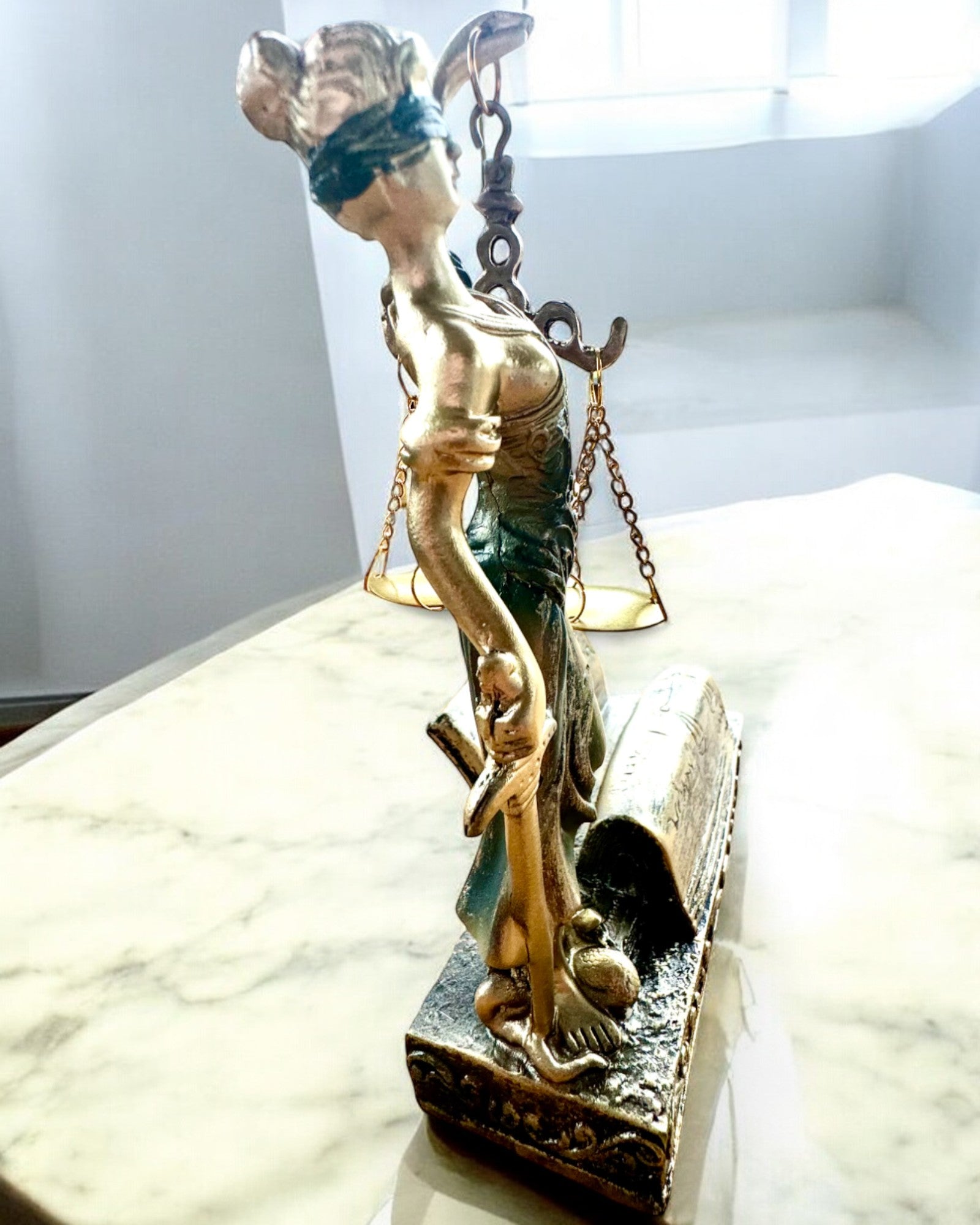 Statuette "Justicia 2" - Retfærdighedens Gudinde – Kunstnerisk Dekoration til Hylde, Håndværk af Harpiks, tilpasning med gravering