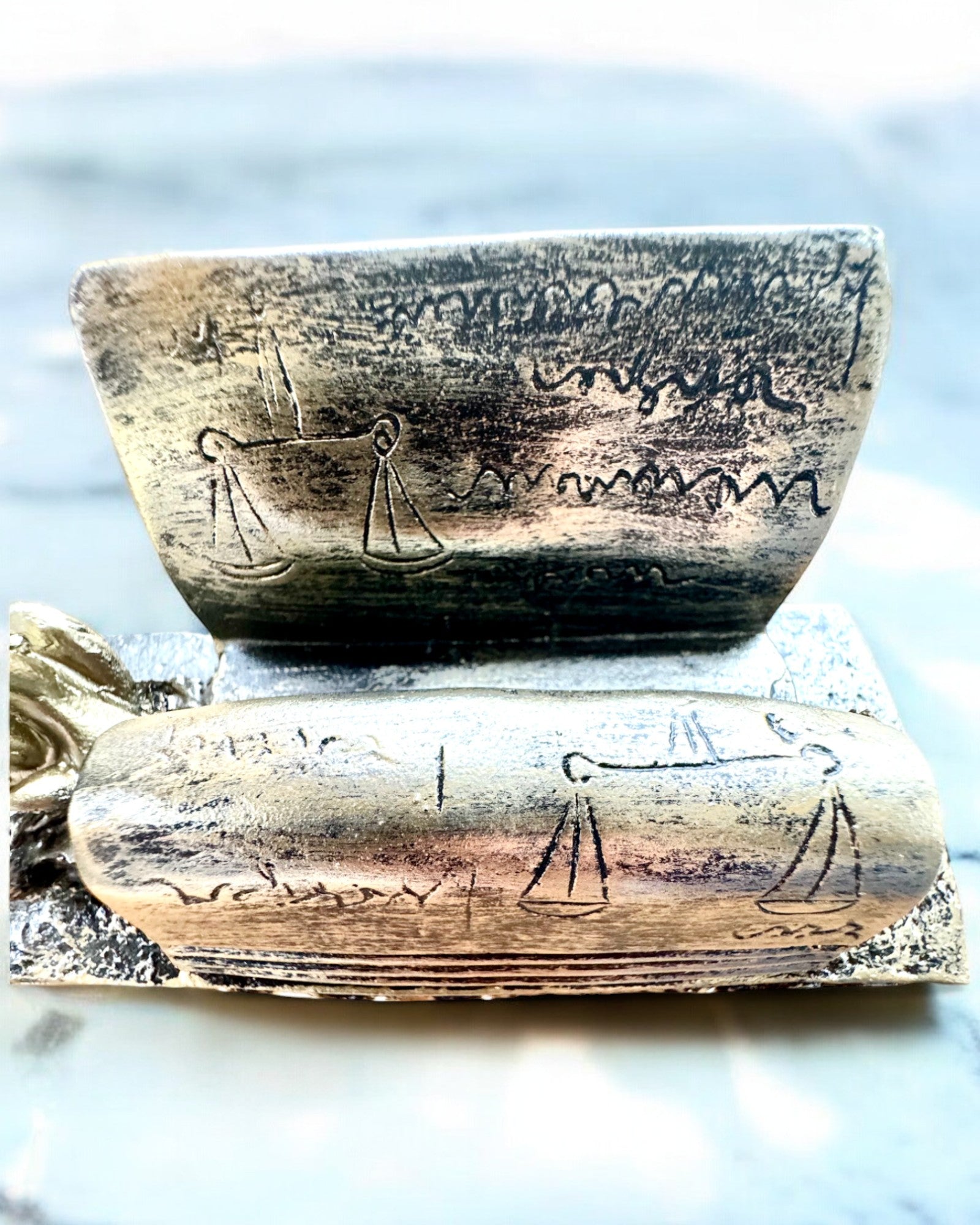 Statuette "Justicia 2" - Retfærdighedens Gudinde – Kunstnerisk Dekoration til Hylde, Håndværk af Harpiks, tilpasning med gravering