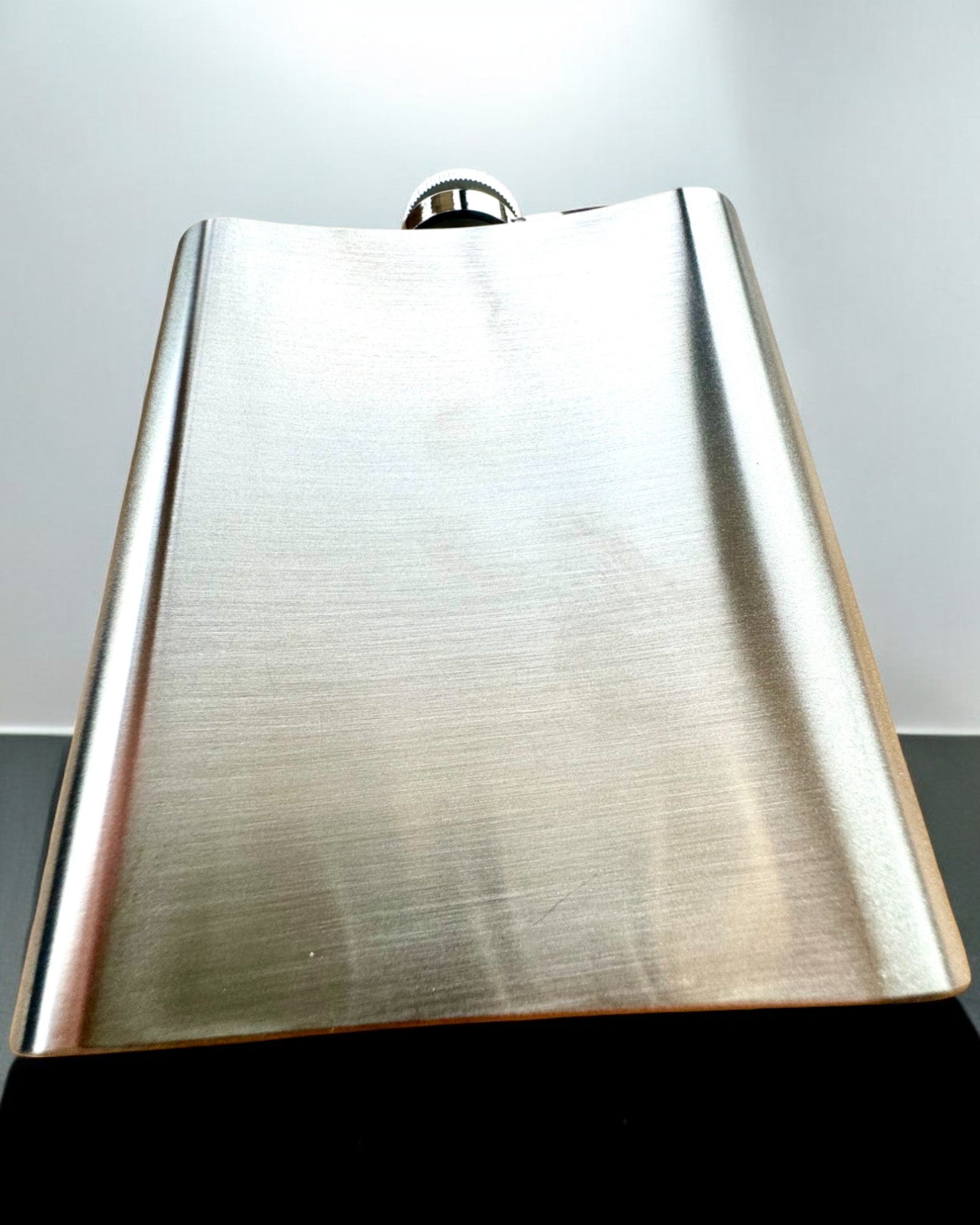 Bizon Flask – Stilfuld Lommelærke med Bisonmotiv - mulighed for personlig gravering som gave