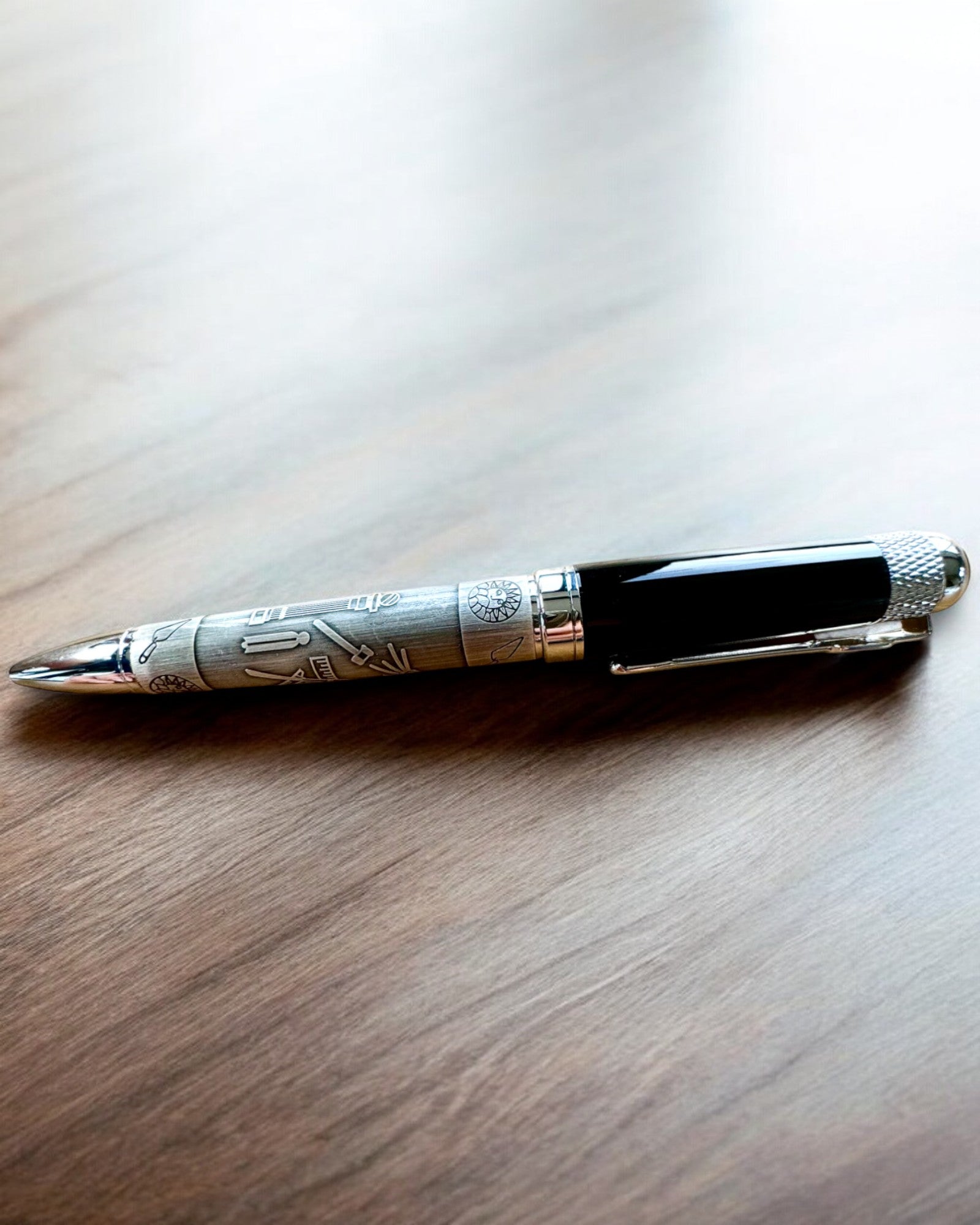 Elegant kuglepen "Mistrzowska Harmonia" med gravering mulighed - Symboliske motiver, antikt sølv, mulighed for personlig gravering som gave