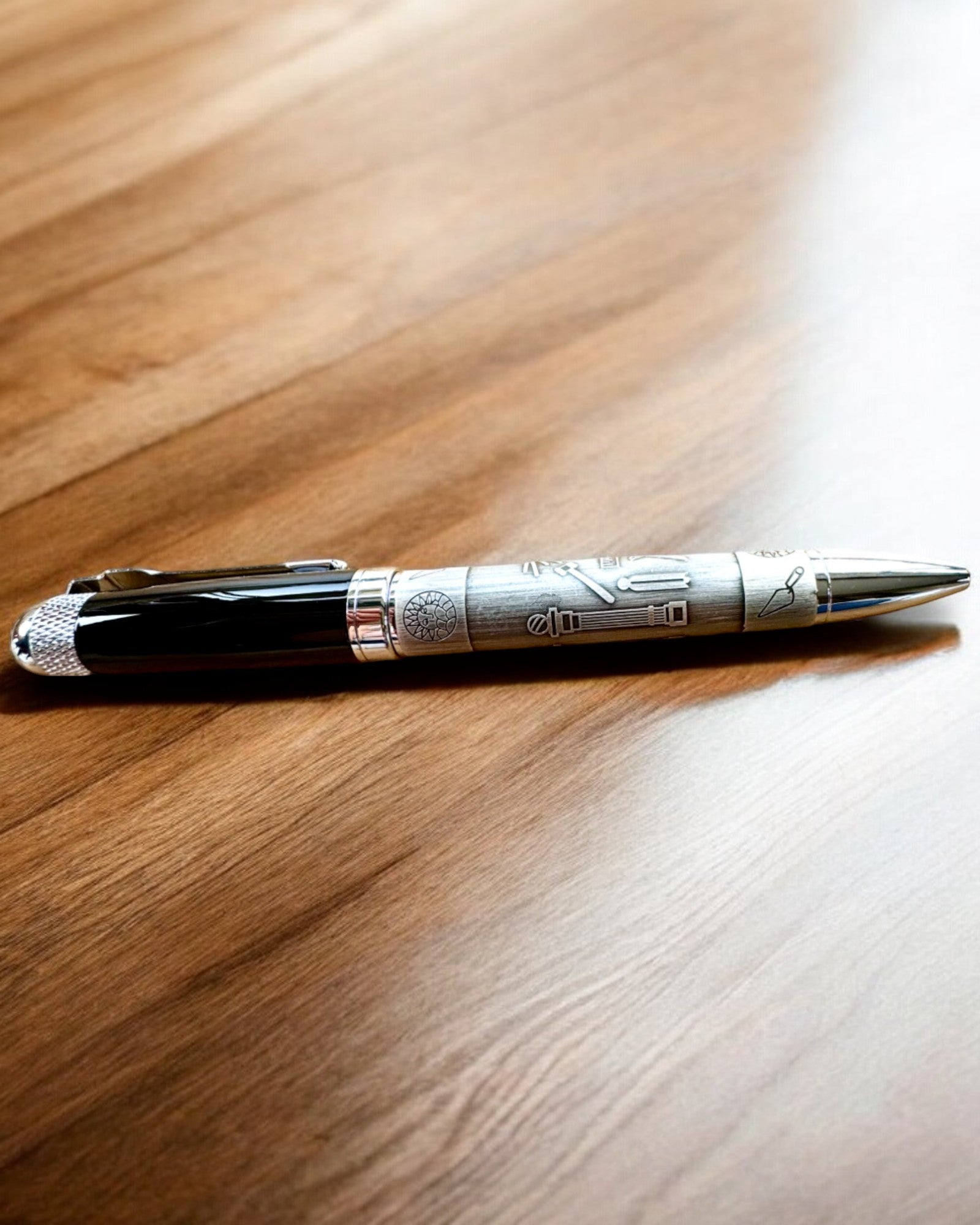 Elegant kuglepen "Mistrzowska Harmonia" med gravering mulighed - Symboliske motiver, antikt sølv, mulighed for personlig gravering som gave