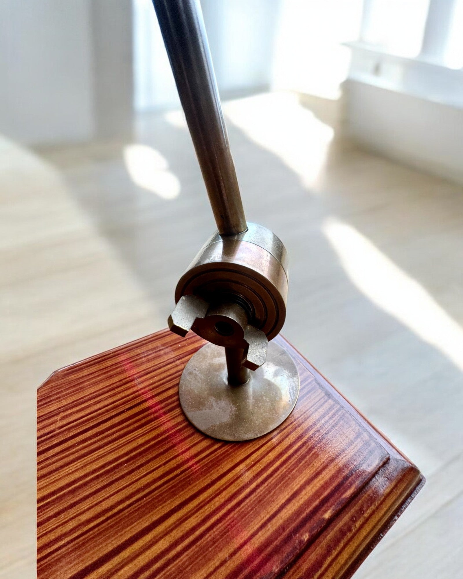 Håndværkslup "Royal Magnifier" med stativ og justerbar holder - mulighed for personlig gravering som gave