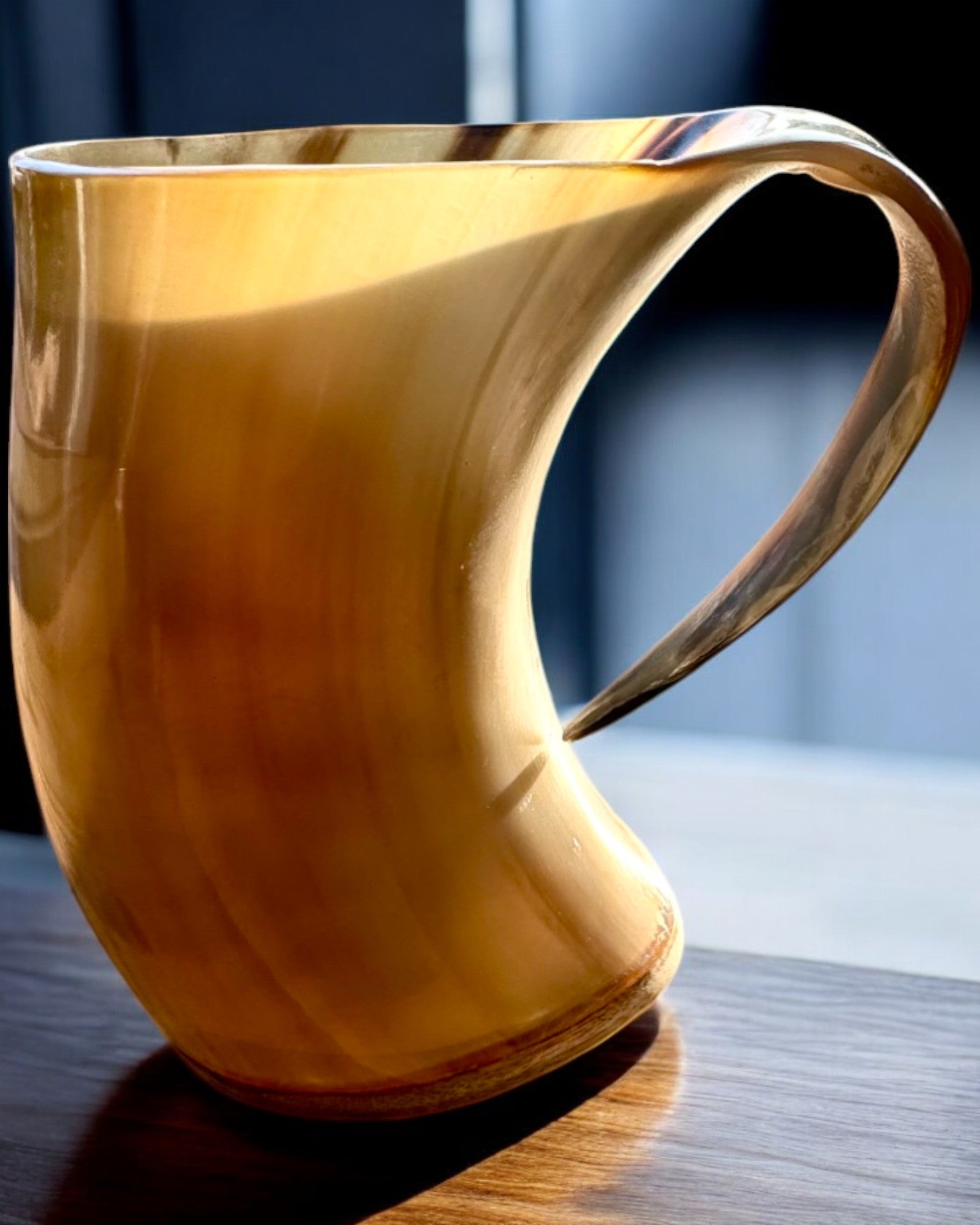 Kompakt, 350 ml, Skulptureret Mesterværk Krus med mulighed for personlig gravering - 2 farvevarianter