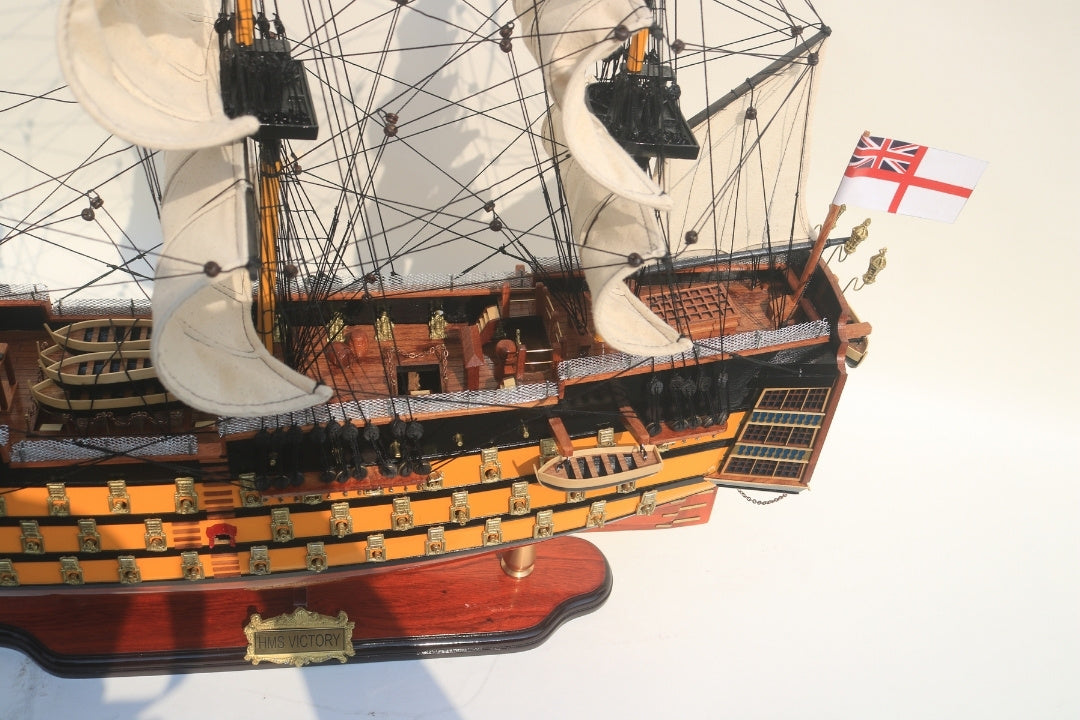 Samlet model af sejlskibet HMS Victory 80cm med mulighed for personlig gravering - eksklusiv dekoration som gave, håndlavet af eksotisk træ, høj kvalitet og sans for detaljer
