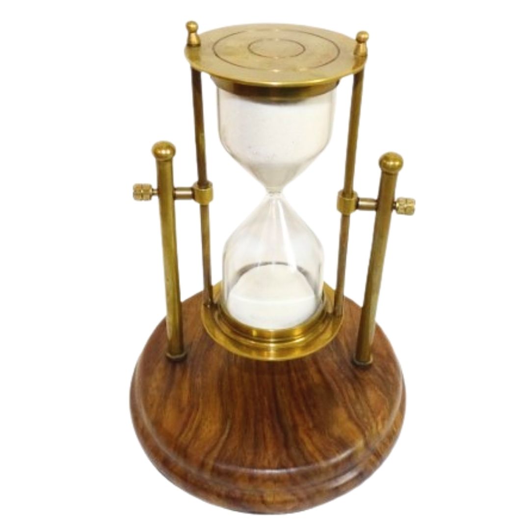 Messingtimeglas TMR-0200 på træfod med mulighed for personlig gravering – elegant skrivebordsgave, 20 cm højt, hvidt sand