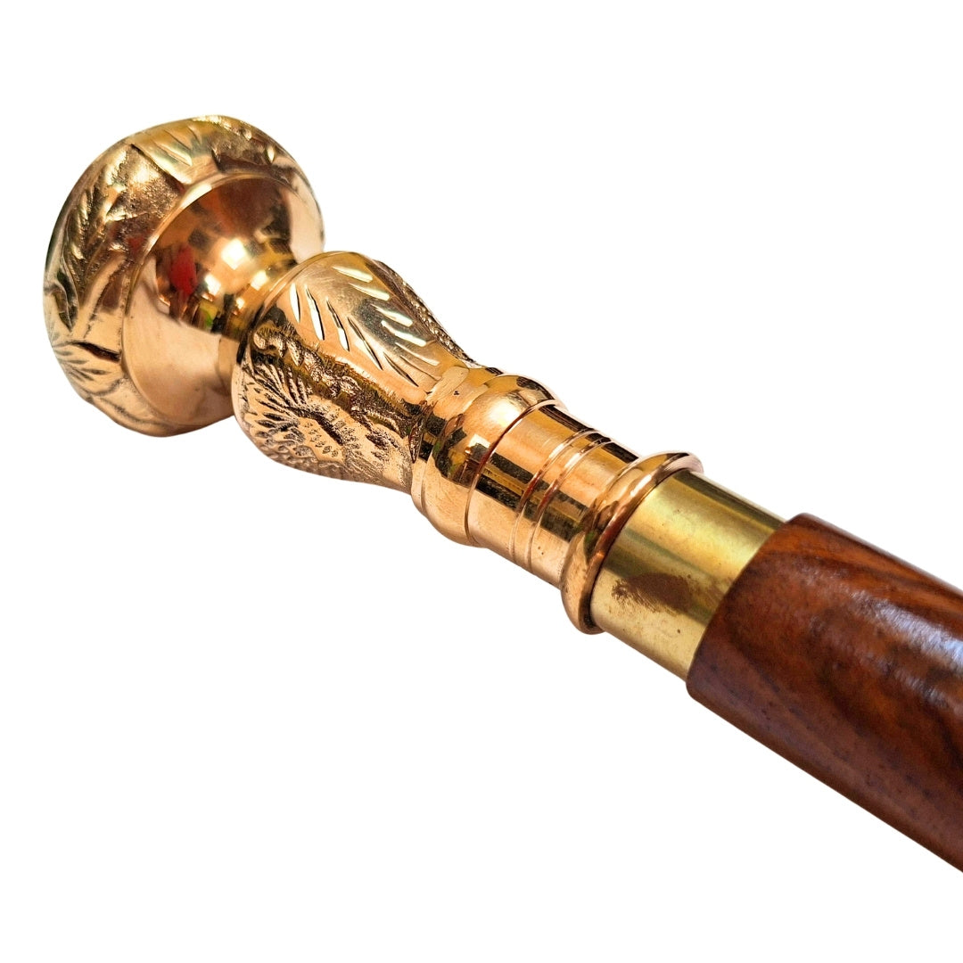 Elegant Sammenklappelig Gåstok med Messinghåndtag - Brun Træstok med Mulighed for Gravering - Perfekt Gave til Senior med Retro Stil - Maksimal Længde 96 cm