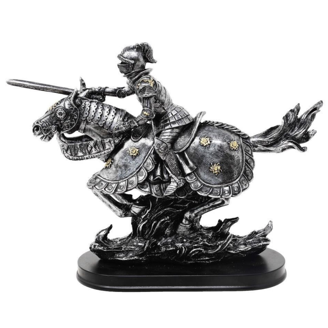 Figur af ridder på hest 31cm – håndmalet polyresin – MC-23152