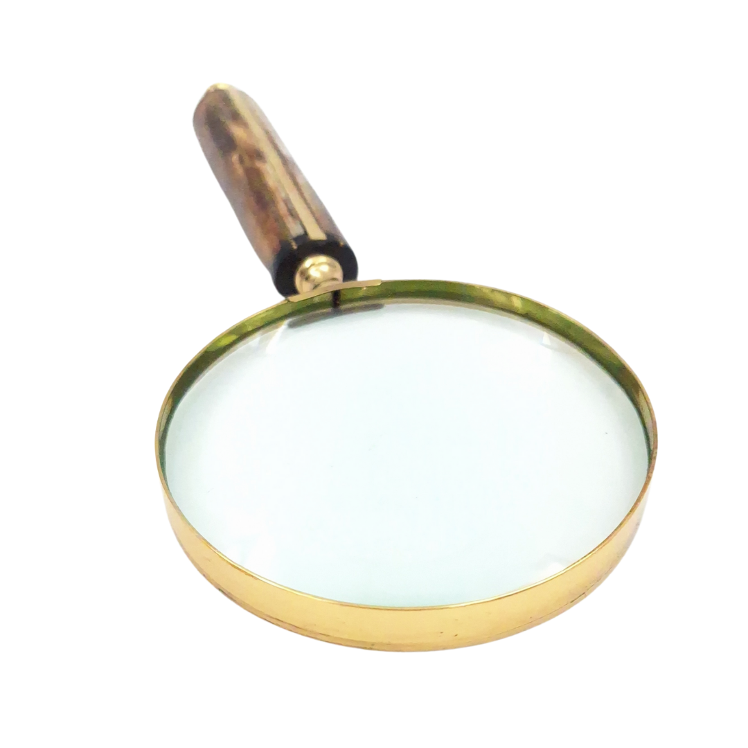 Forstørrelsesglas MFM med messingindfatning og knoglehåndtag, 3.5x forstørrelse, mulighed for personlig gravering, ideel som gave til samlere, guld- og hvid/cremefarvet, mål 10 x 23 x 1.9 cm