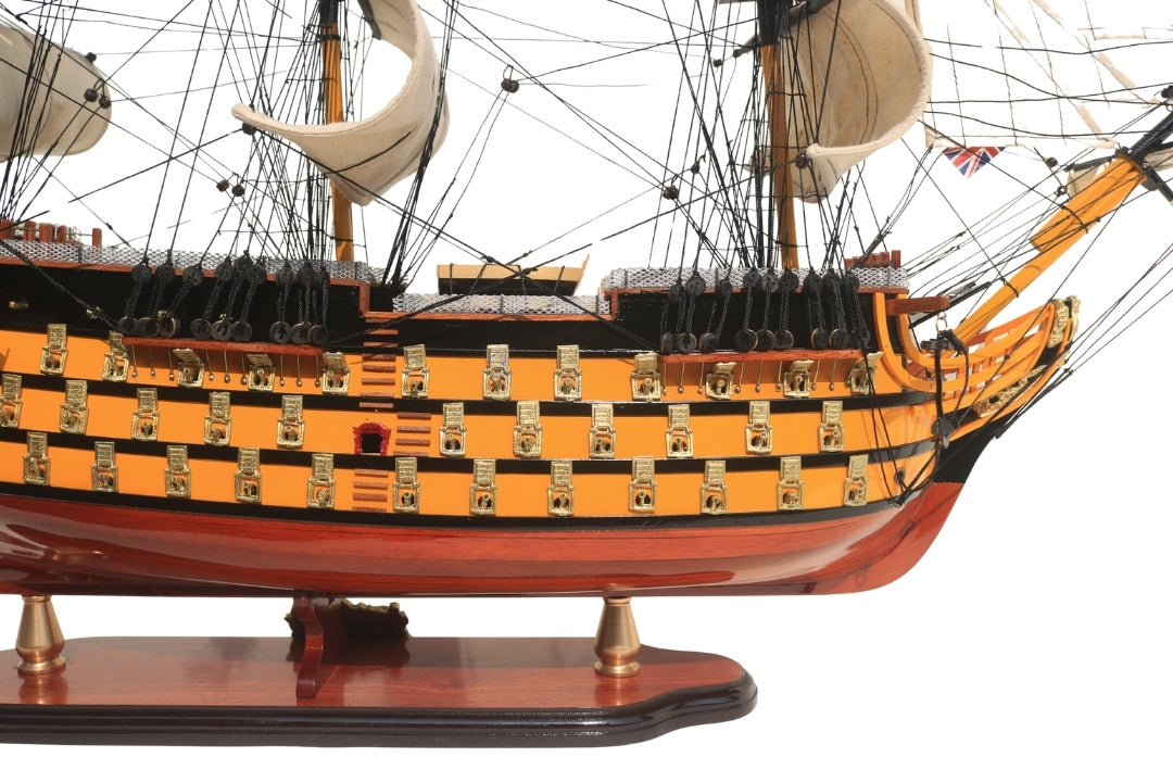 Samlet model af sejlskibet HMS Victory 80cm med mulighed for personlig gravering - eksklusiv dekoration som gave, håndlavet af eksotisk træ, høj kvalitet og sans for detaljer