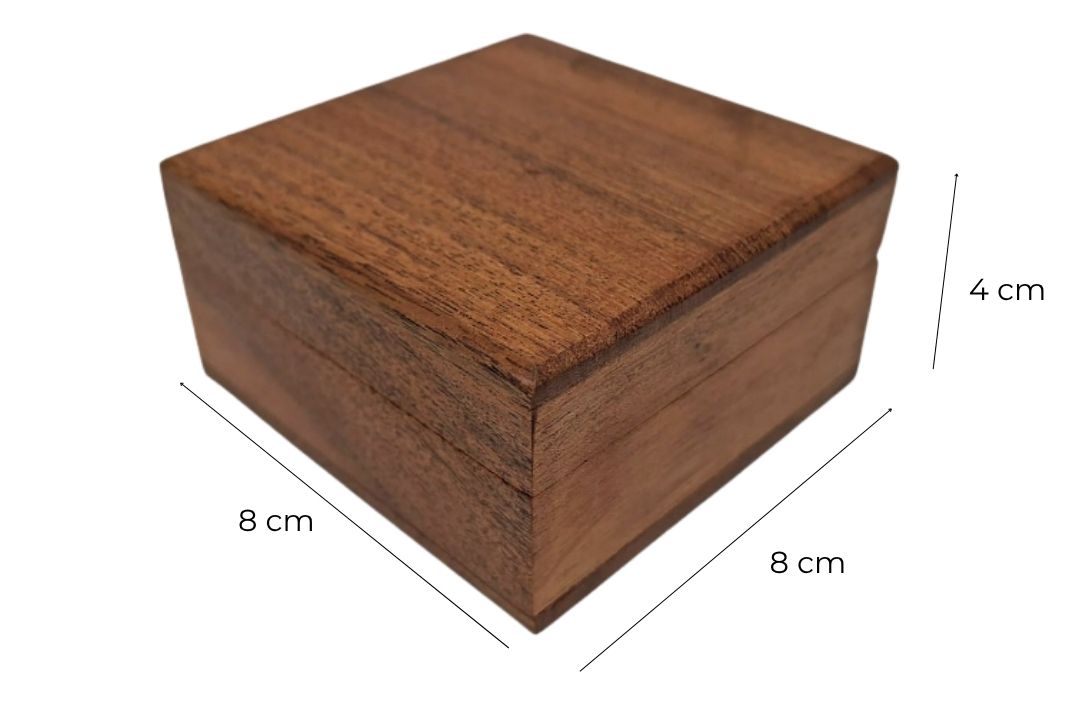 Gaveæske i træ 8x8 cm med marineblåt indlæg og mulighed for personlig gravering